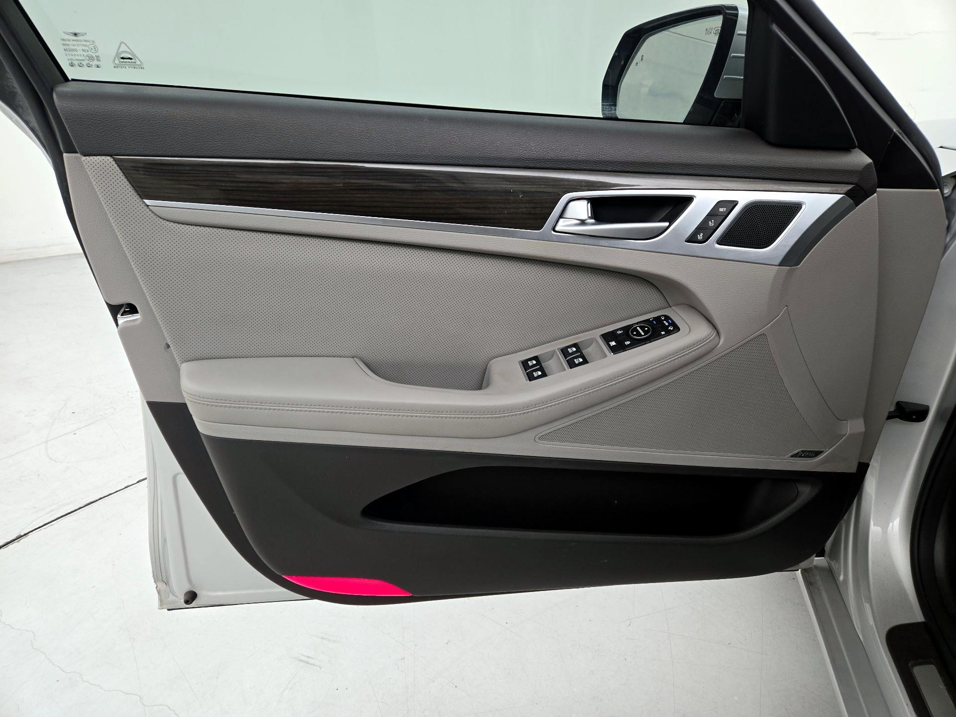 Thumbnail: 2017 Genesis G80 - 12