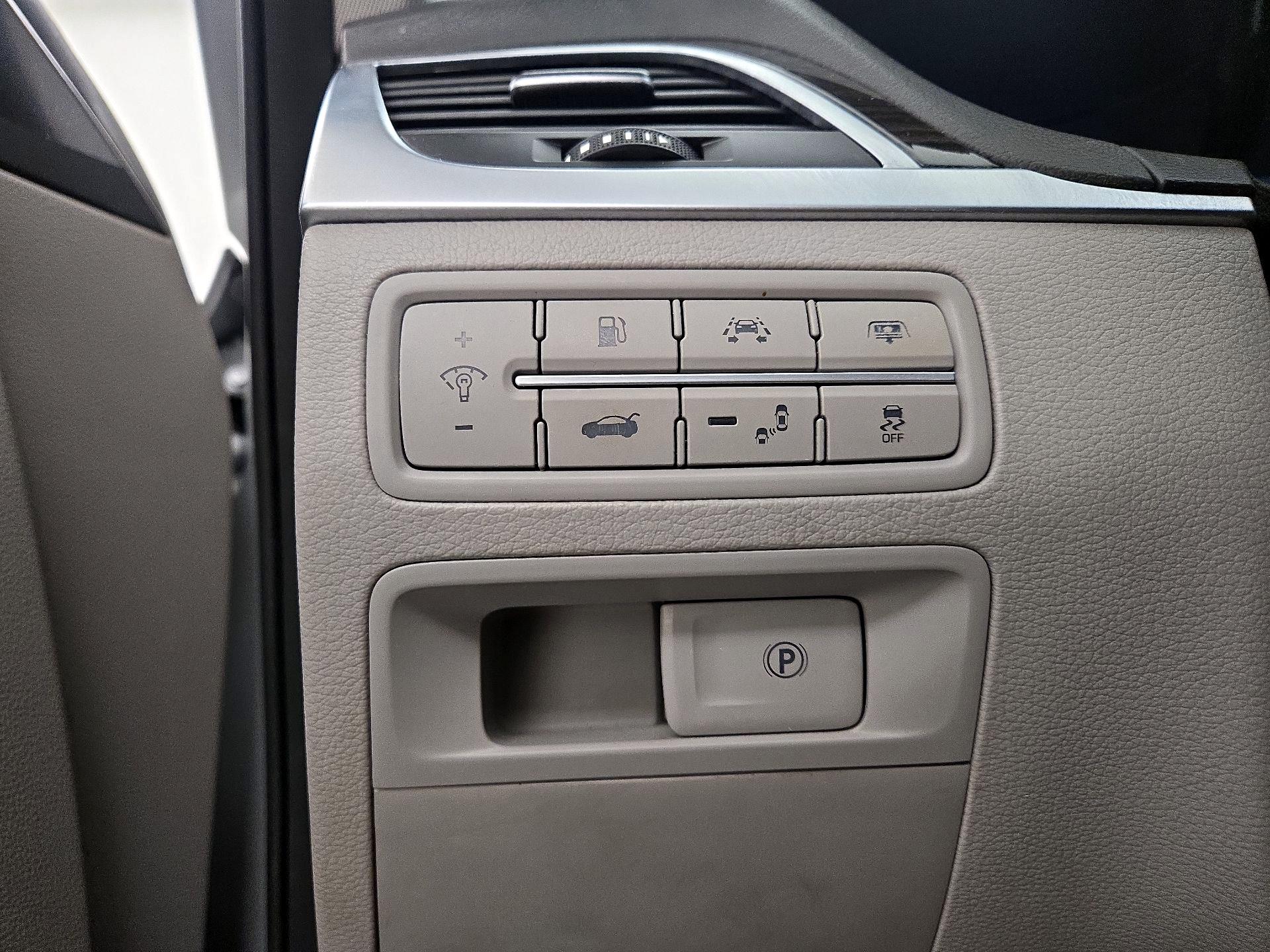 Thumbnail: 2017 Genesis G80 - 13