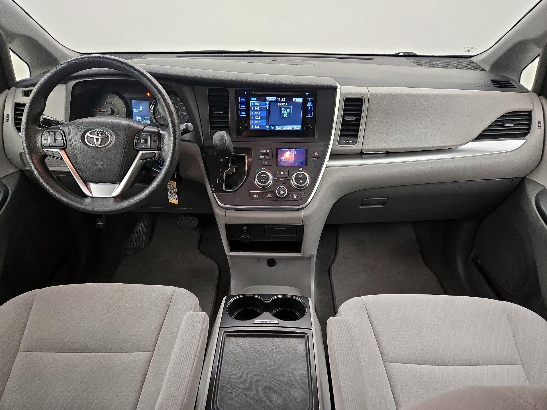 Thumbnail: 2017 Toyota Sienna - 9