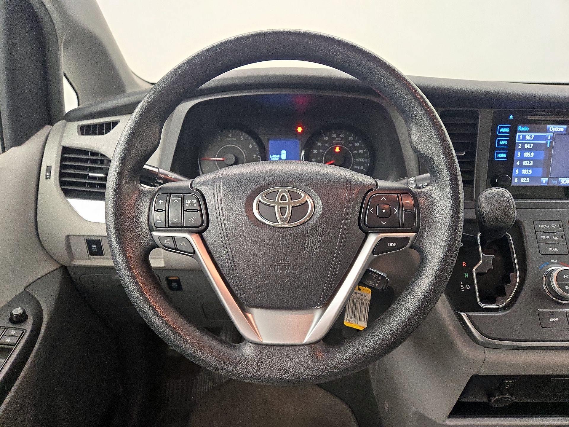 Thumbnail: 2017 Toyota Sienna - 10