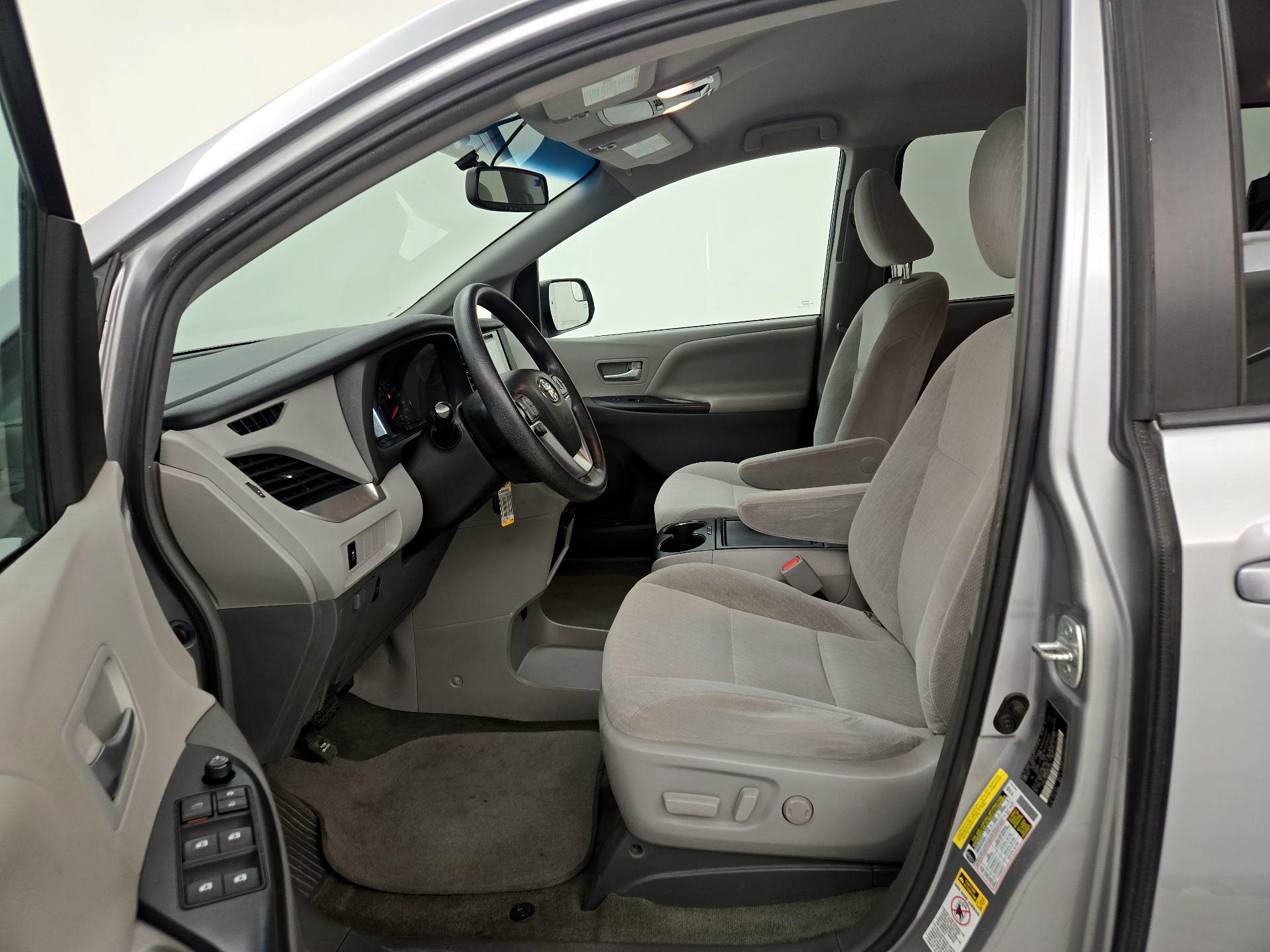 Thumbnail: 2017 Toyota Sienna - 11