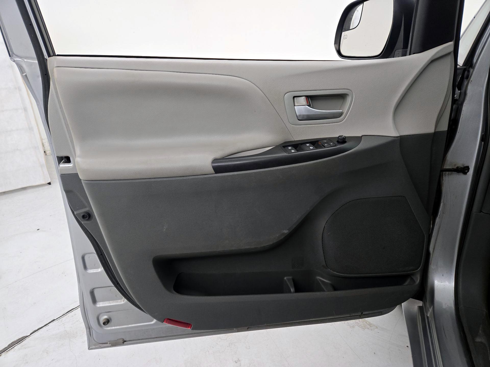 Thumbnail: 2017 Toyota Sienna - 12