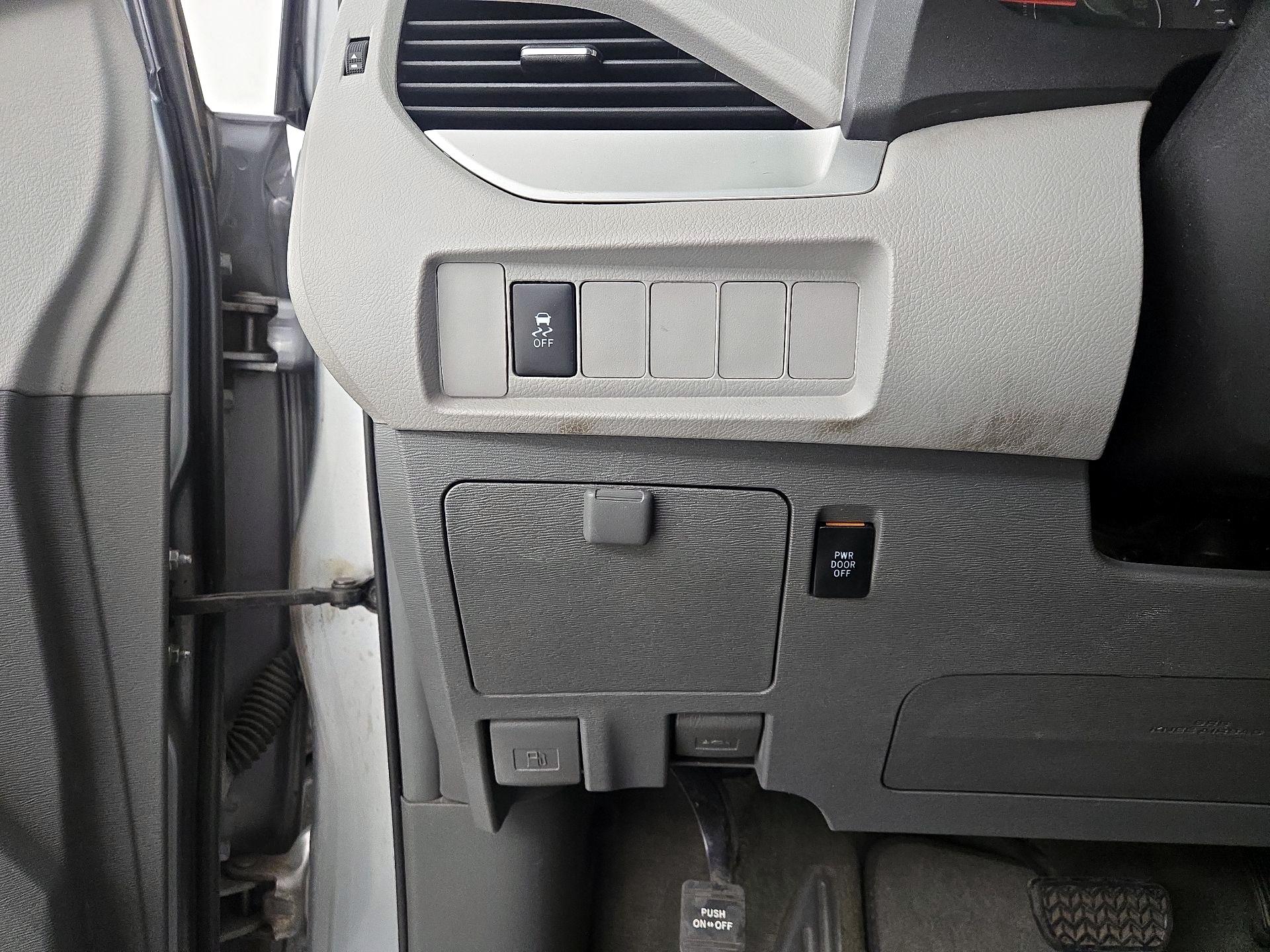 Thumbnail: 2017 Toyota Sienna - 13