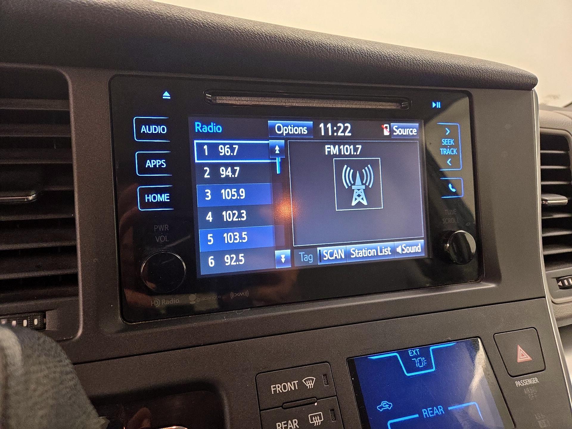 Thumbnail: 2017 Toyota Sienna - 15