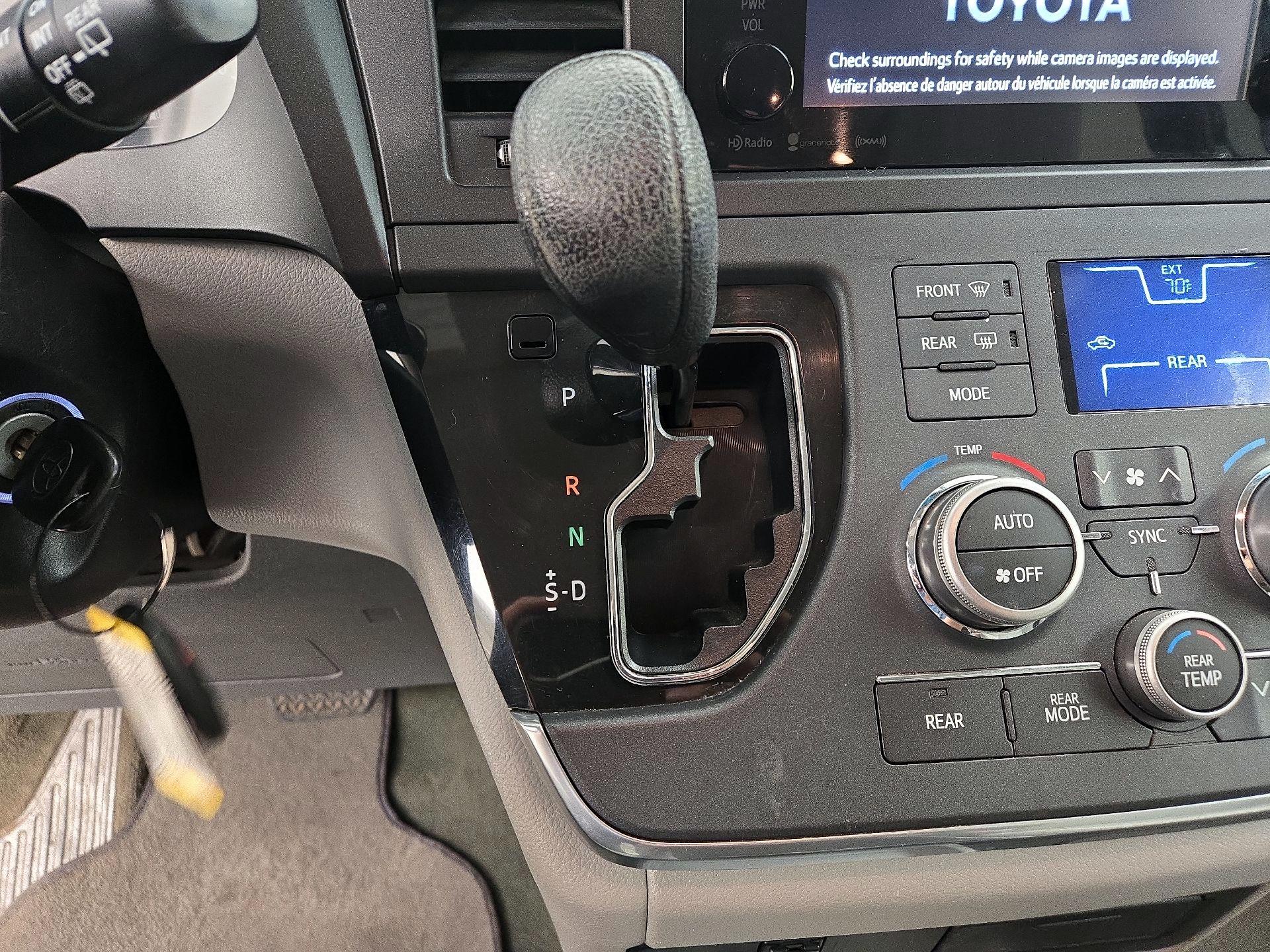 Thumbnail: 2017 Toyota Sienna - 17