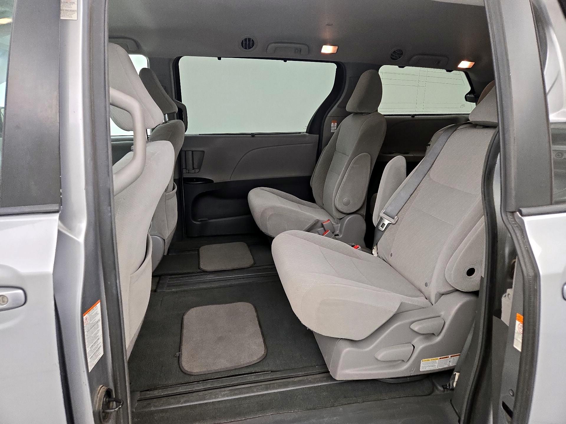 Thumbnail: 2017 Toyota Sienna - 19