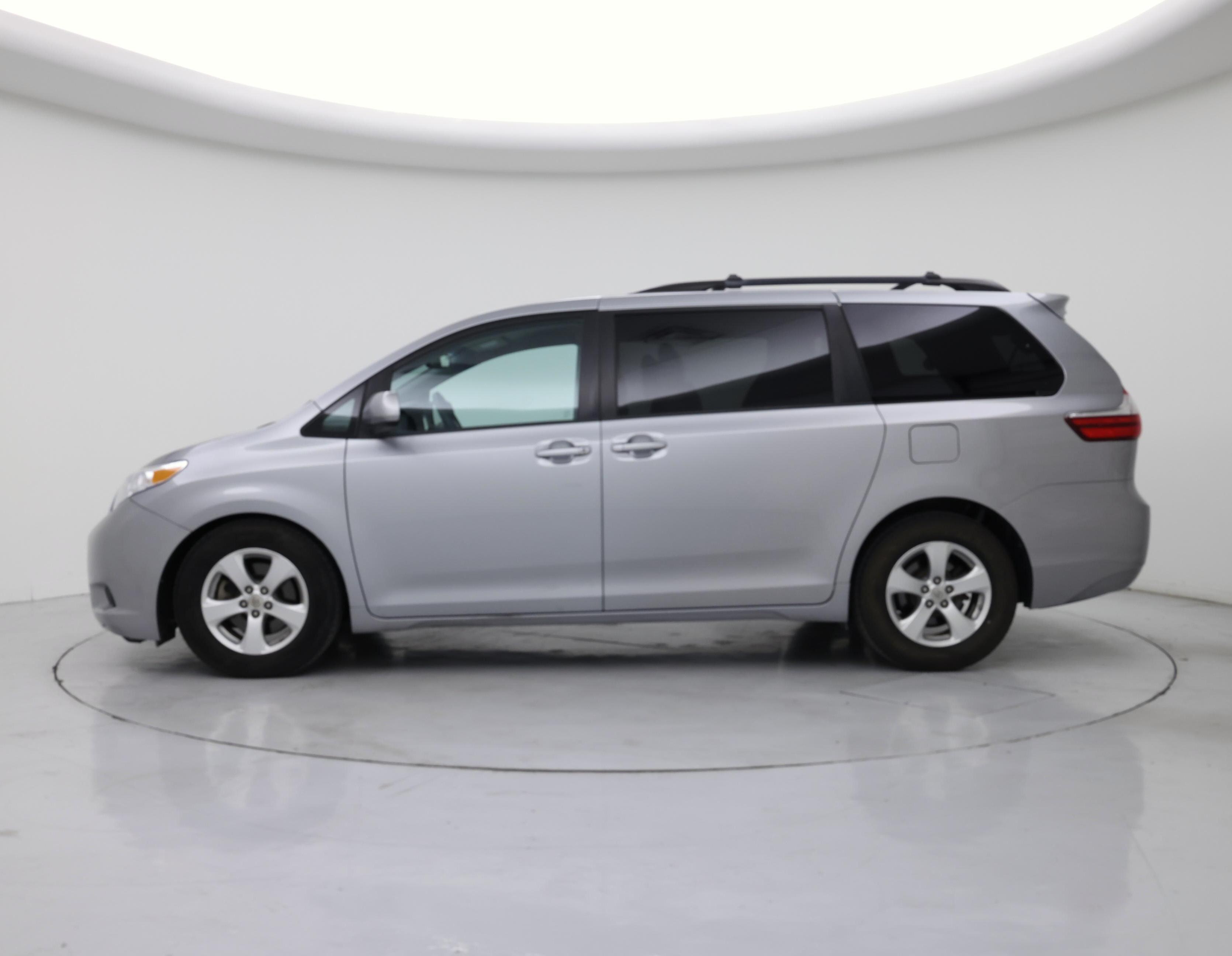 Thumbnail: 2017 Toyota Sienna - 3