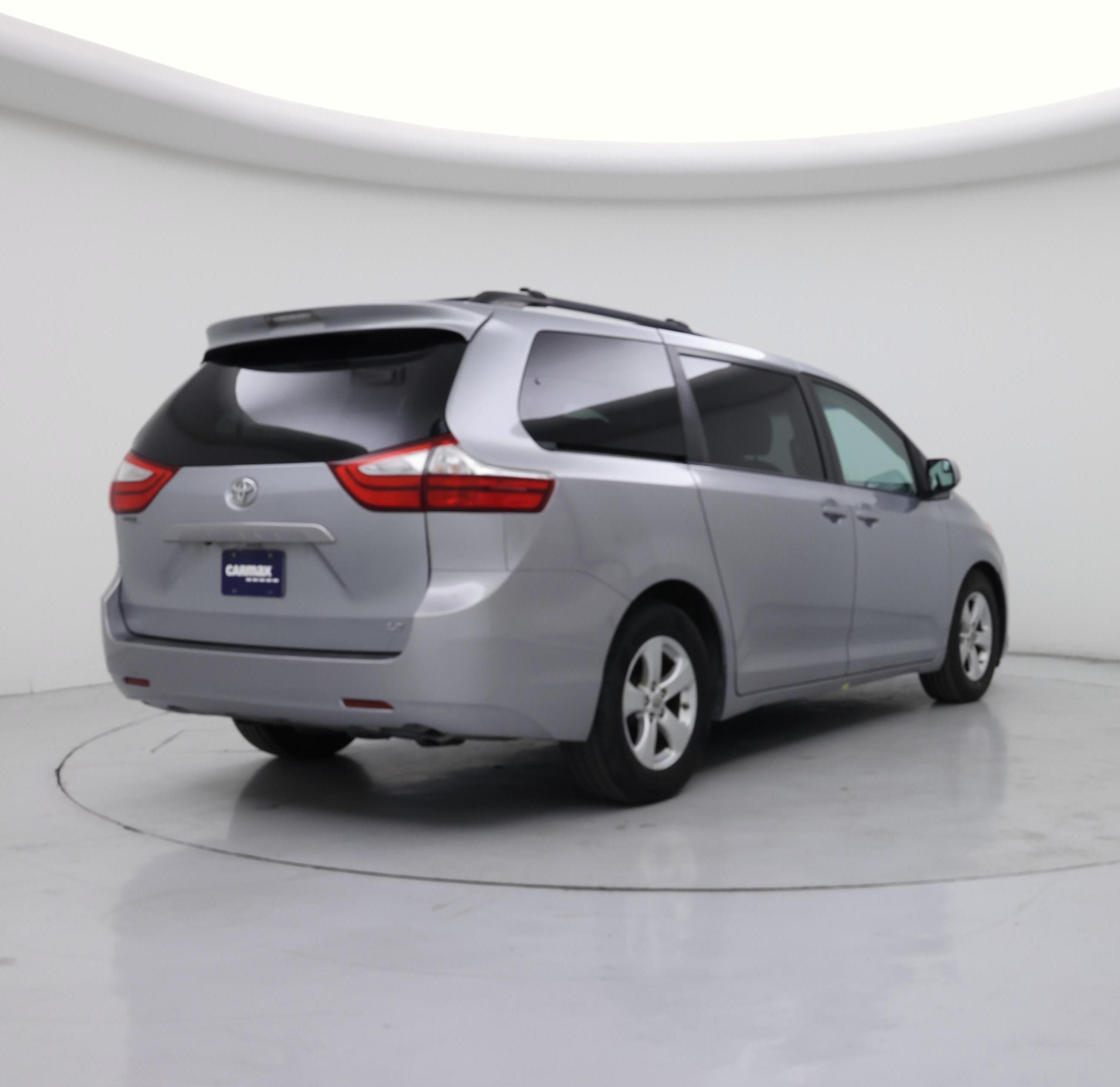 Thumbnail: 2017 Toyota Sienna - 8