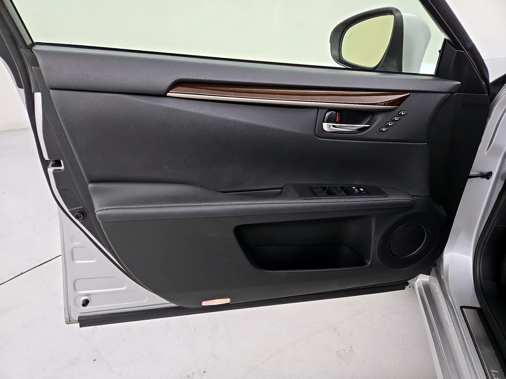 Thumbnail: 2014 Lexus ES - 12