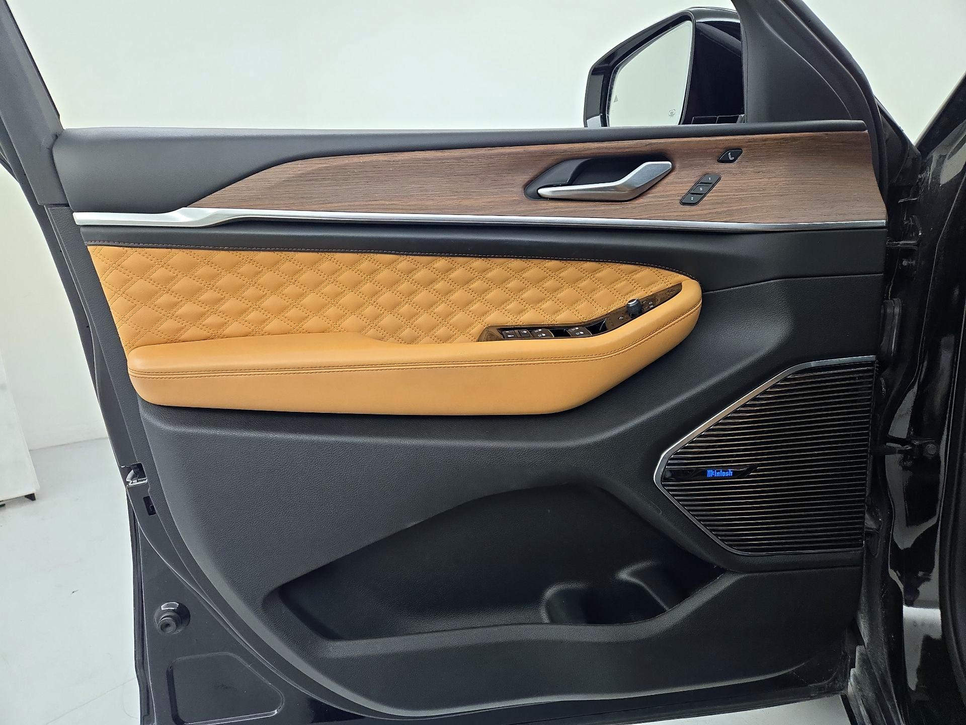 Thumbnail: 2023 Jeep Grand Cherokee - 12