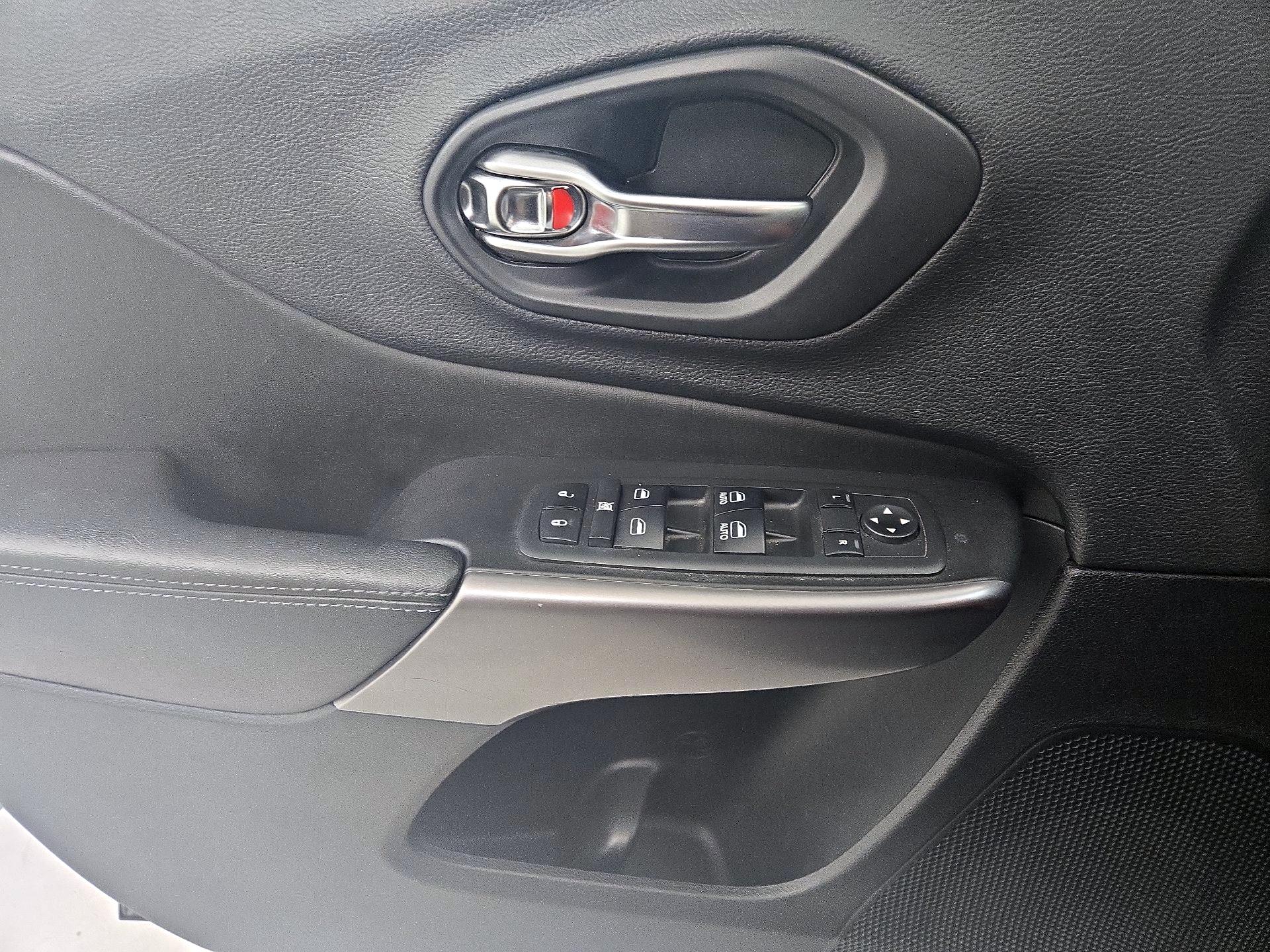 Thumbnail: 2019 Jeep Cherokee - 10