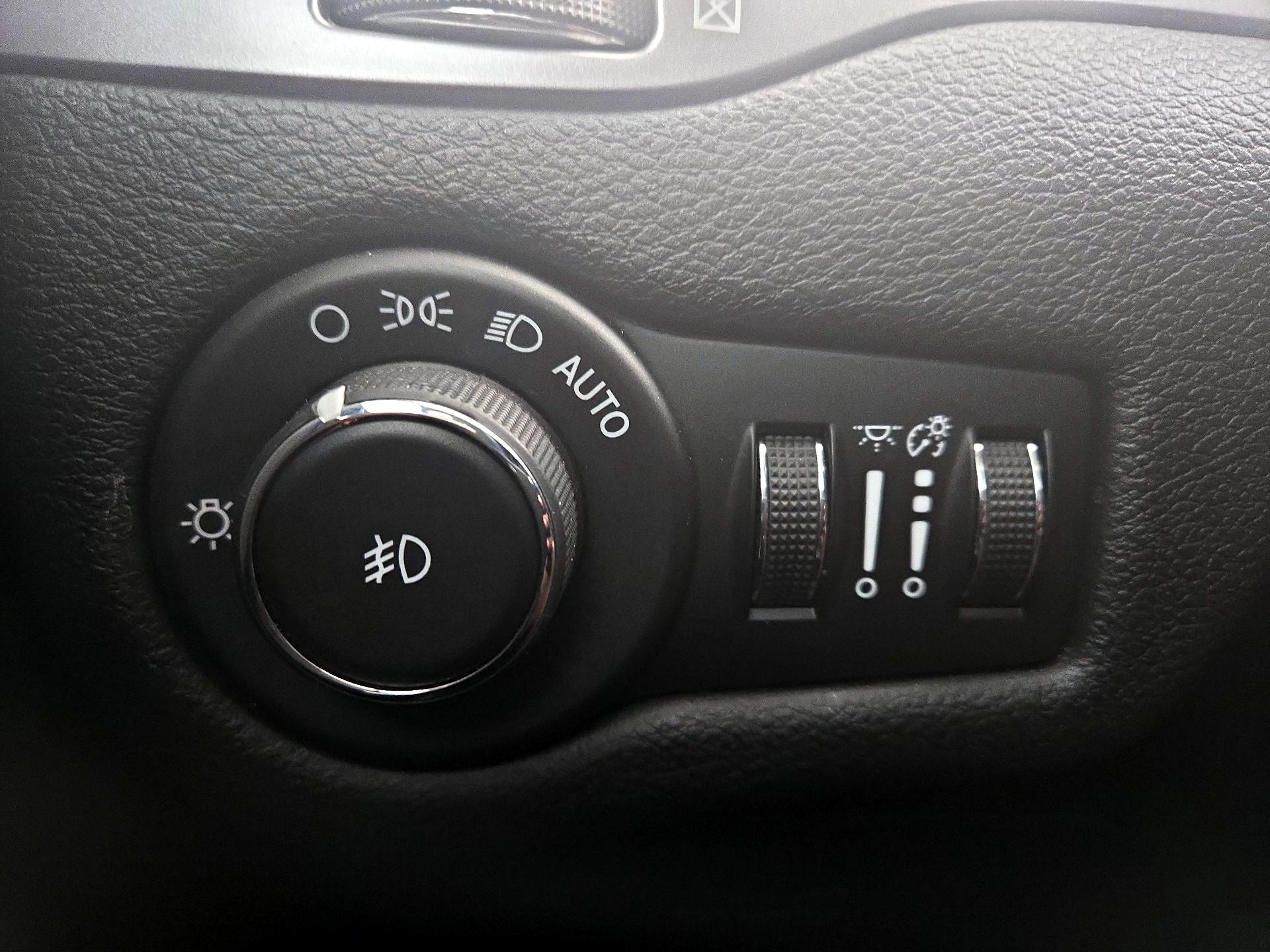 Thumbnail: 2019 Jeep Cherokee - 11