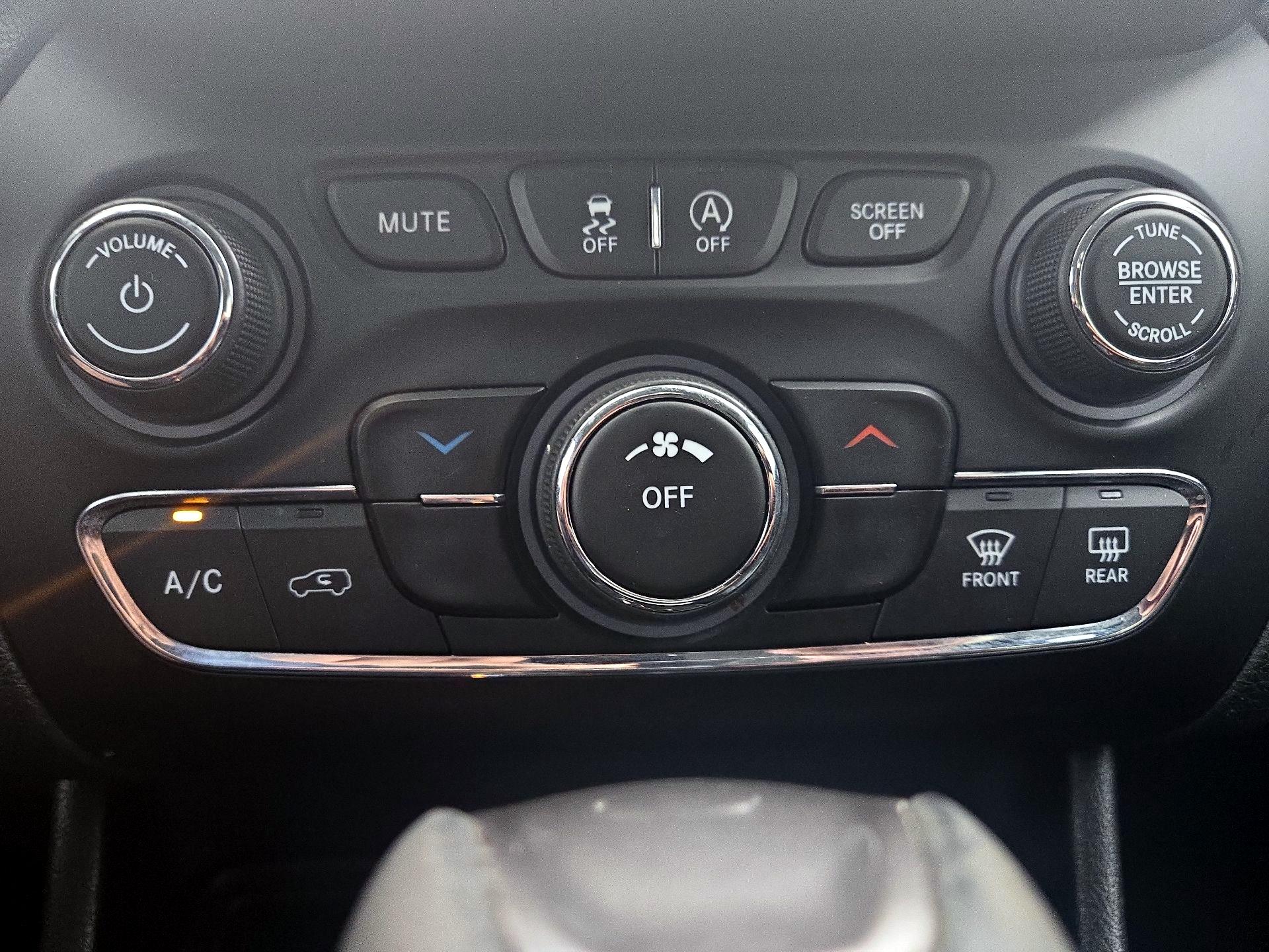 Thumbnail: 2019 Jeep Cherokee - 14