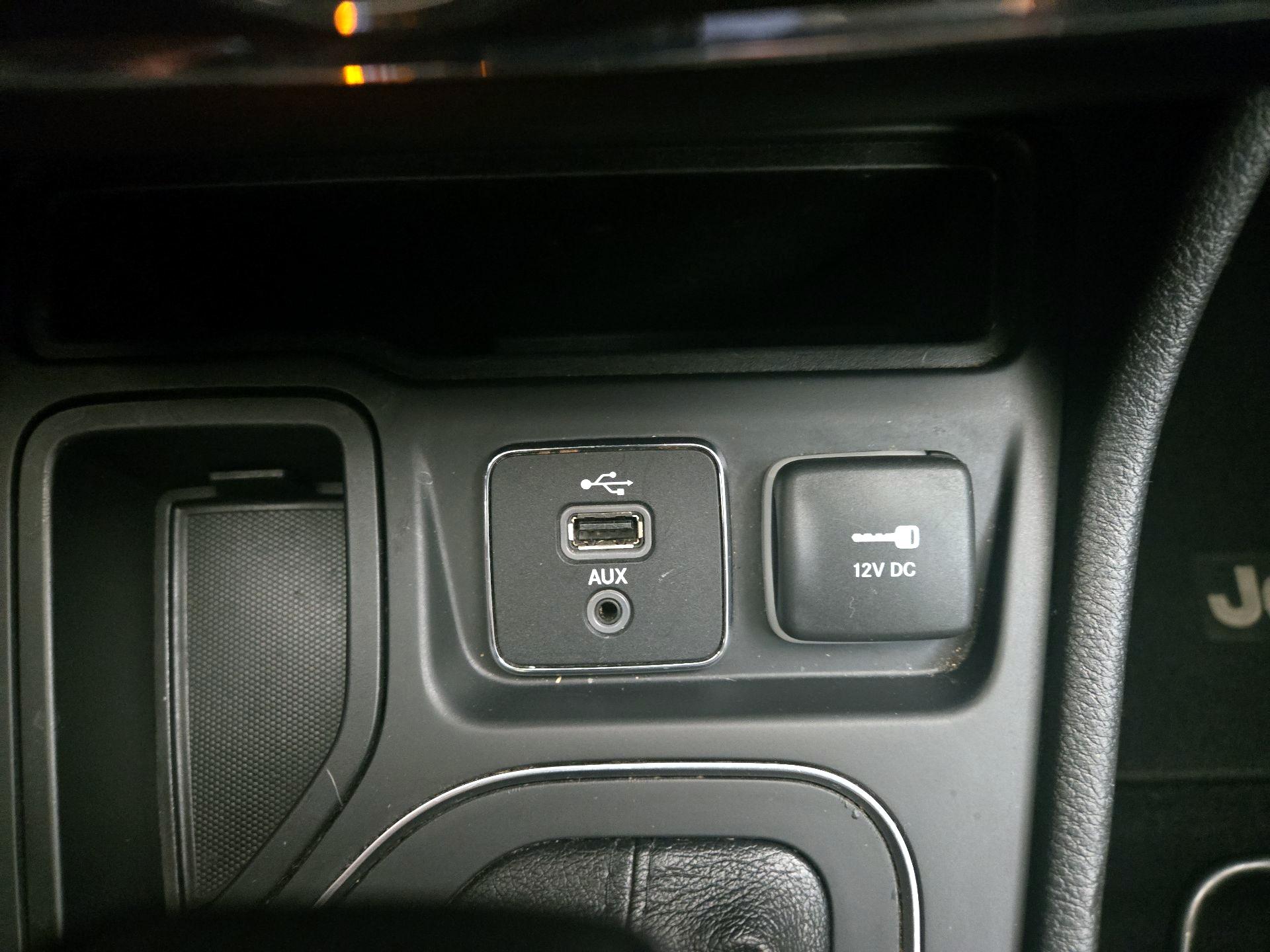 Thumbnail: 2019 Jeep Cherokee - 16