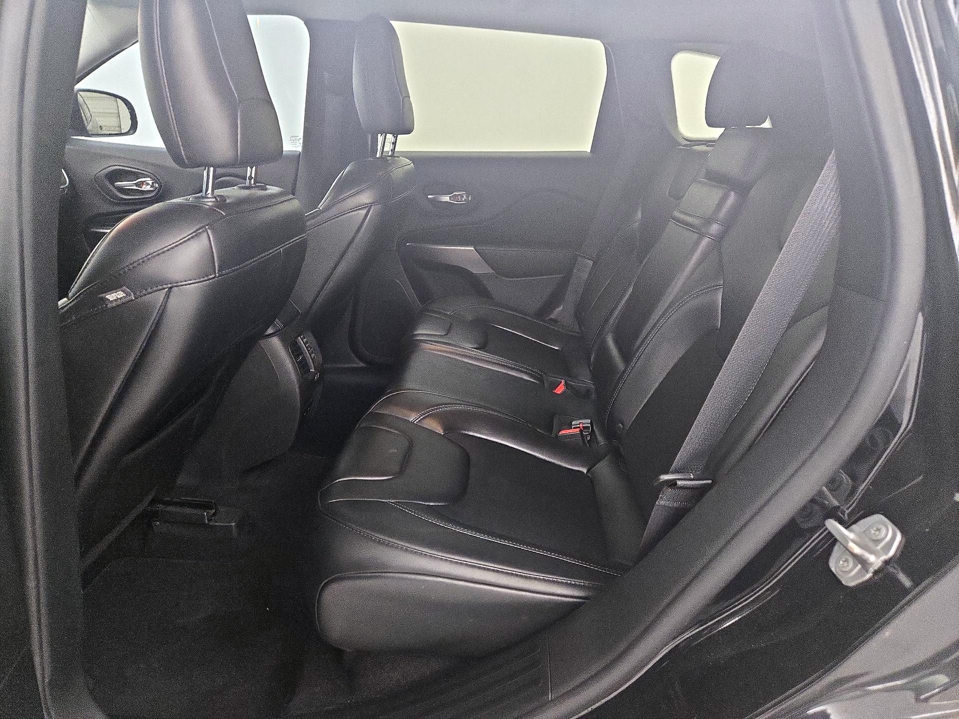 Thumbnail: 2019 Jeep Cherokee - 17