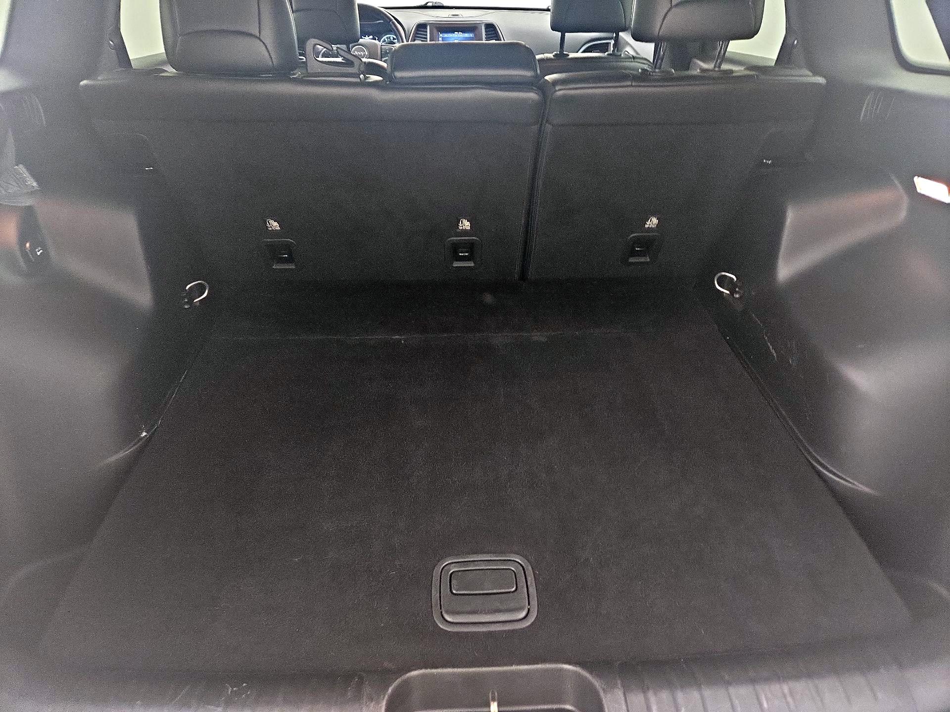 Thumbnail: 2019 Jeep Cherokee - 18