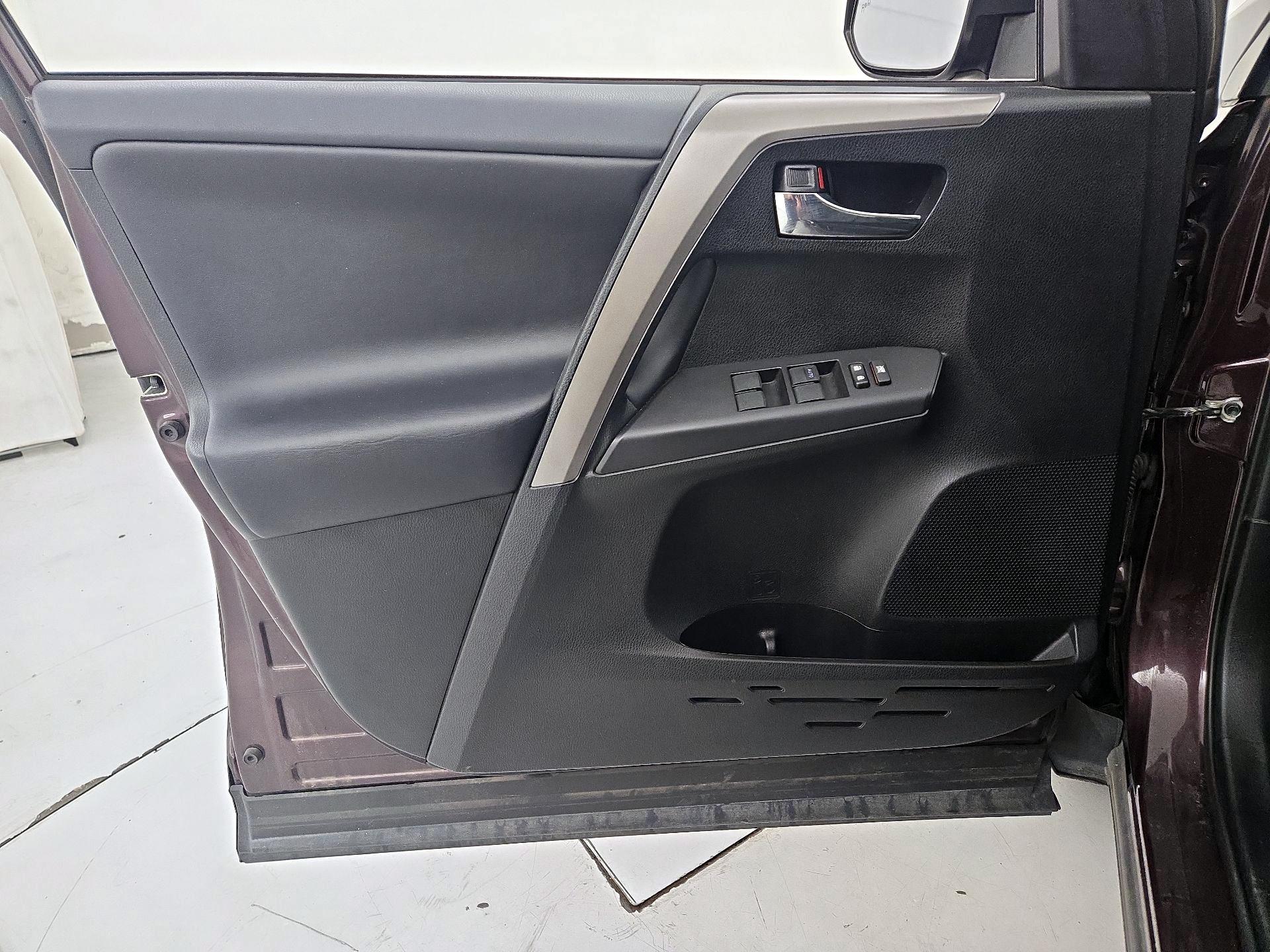 Thumbnail: 2018 Toyota RAV4 - 10