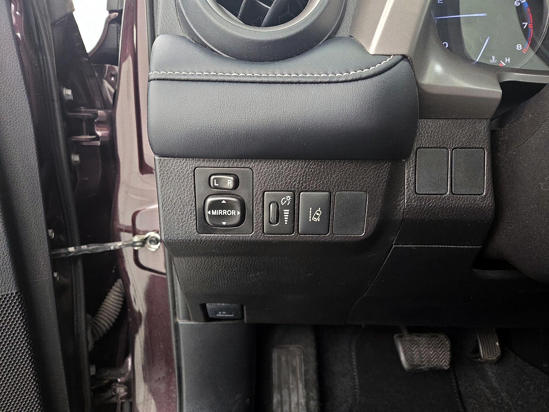 Thumbnail: 2018 Toyota RAV4 - 11