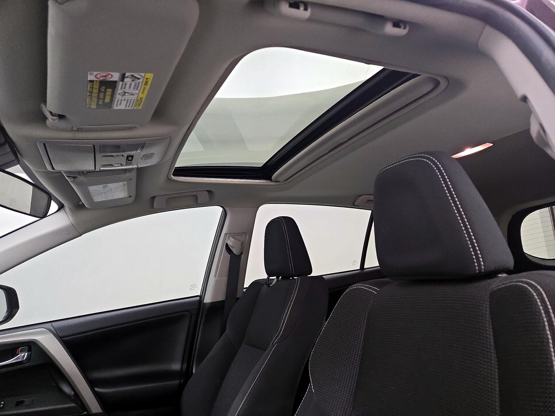 Thumbnail: 2018 Toyota RAV4 - 17