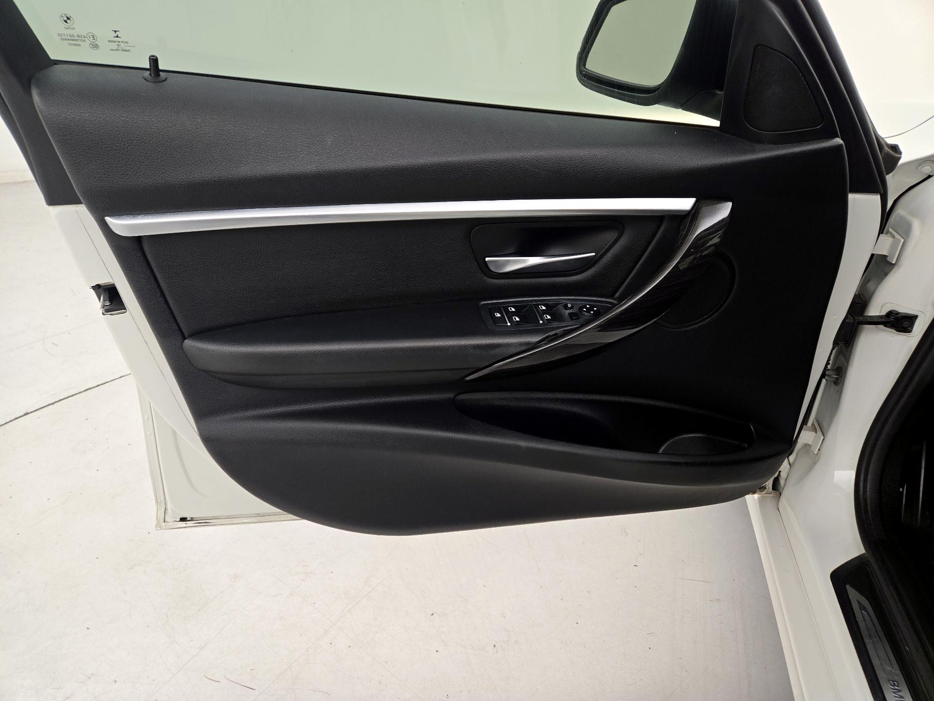 Thumbnail: 2016 BMW 3 Series - 12