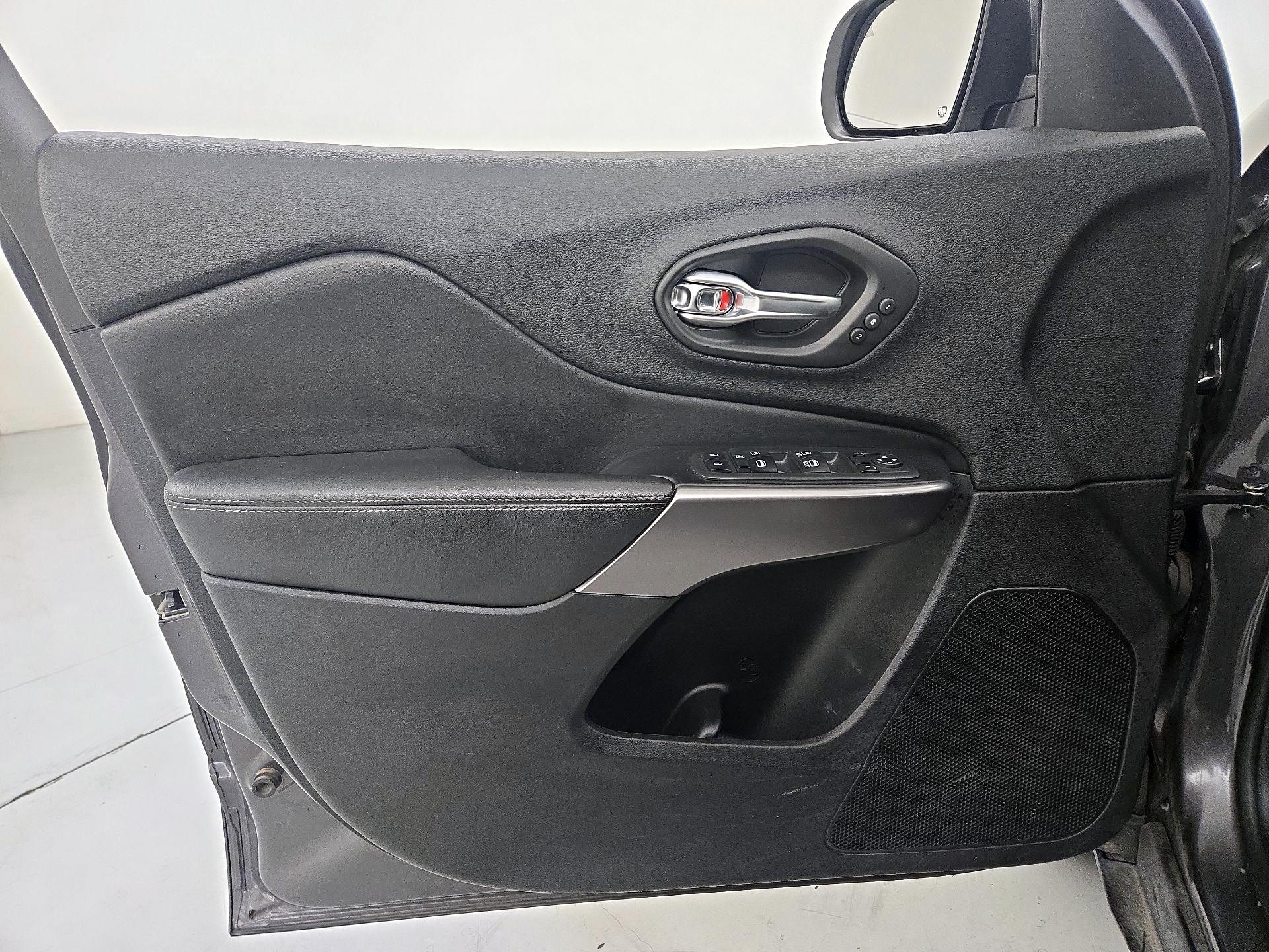 Thumbnail: 2020 Jeep Cherokee - 12