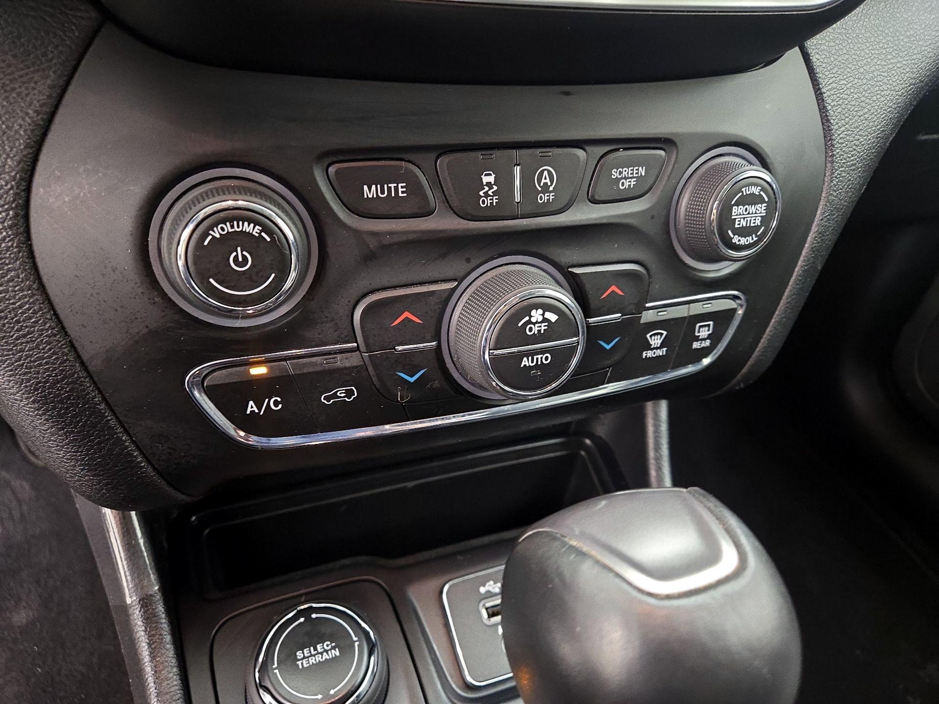 Thumbnail: 2020 Jeep Cherokee - 17