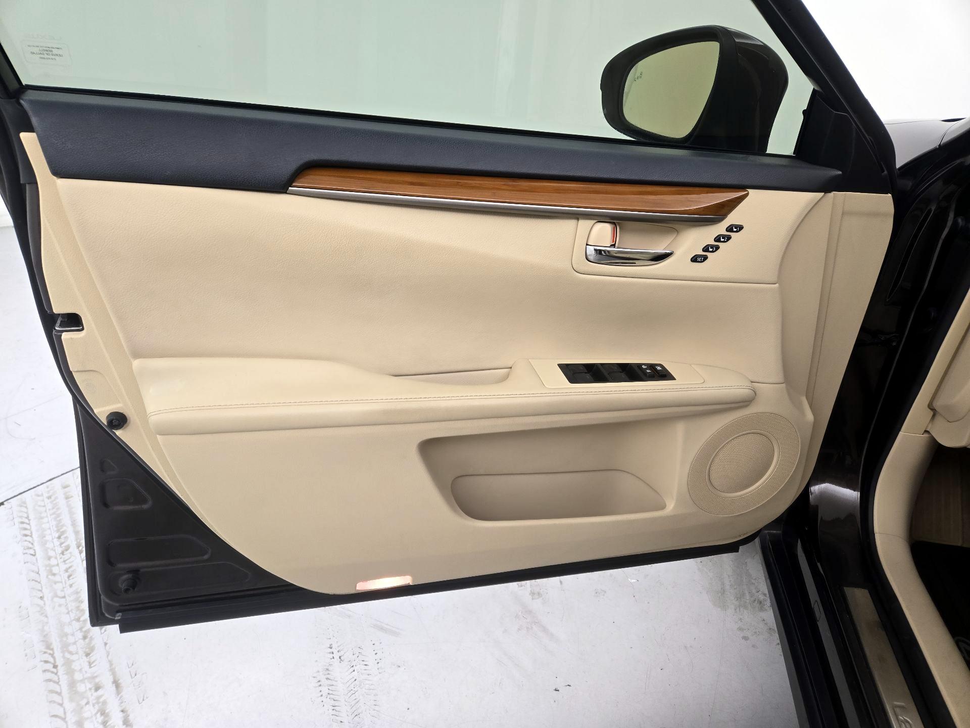 Thumbnail: 2014 Lexus ES - 12