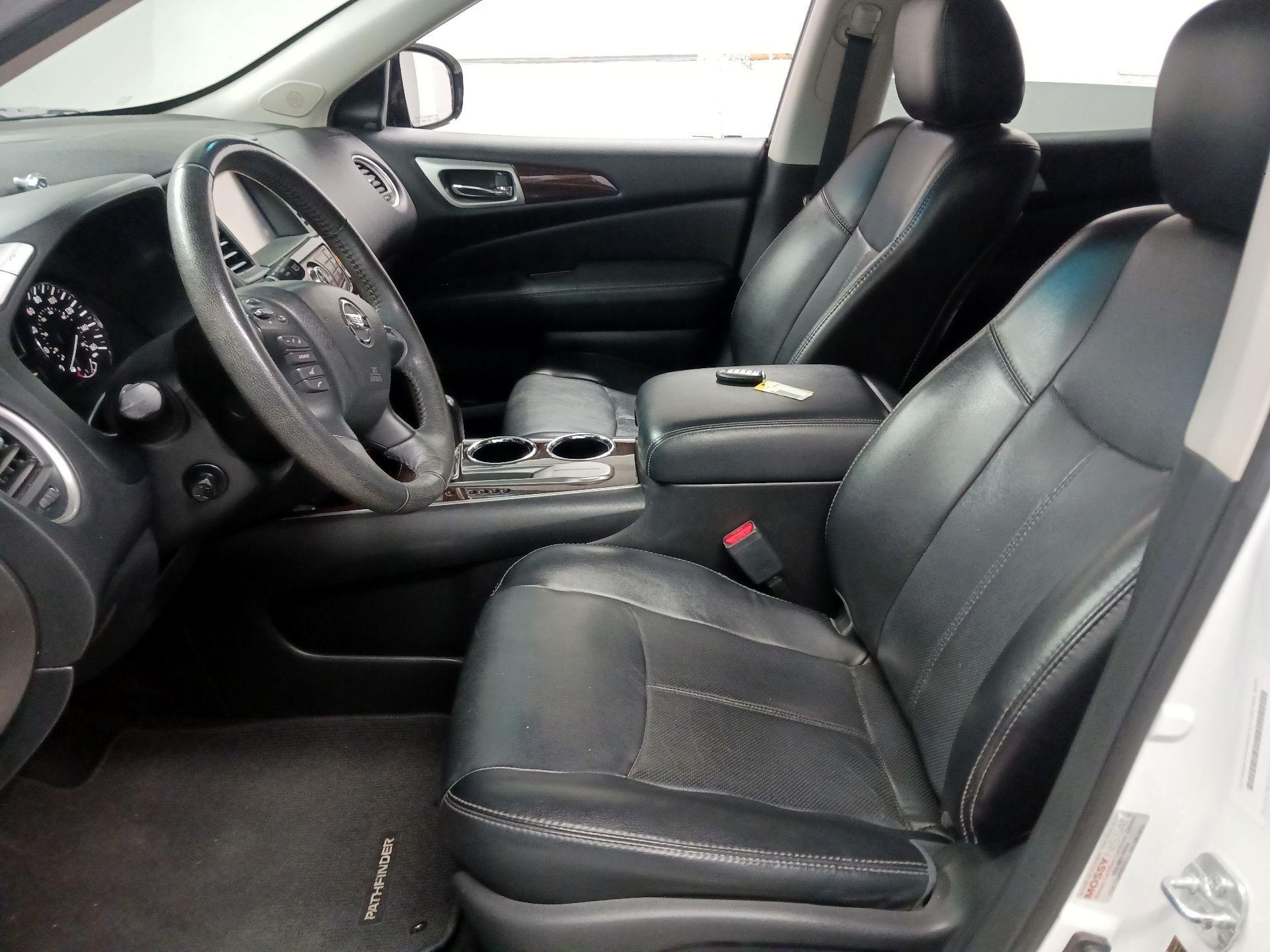 Thumbnail: 2015 Nissan Pathfinder - 11