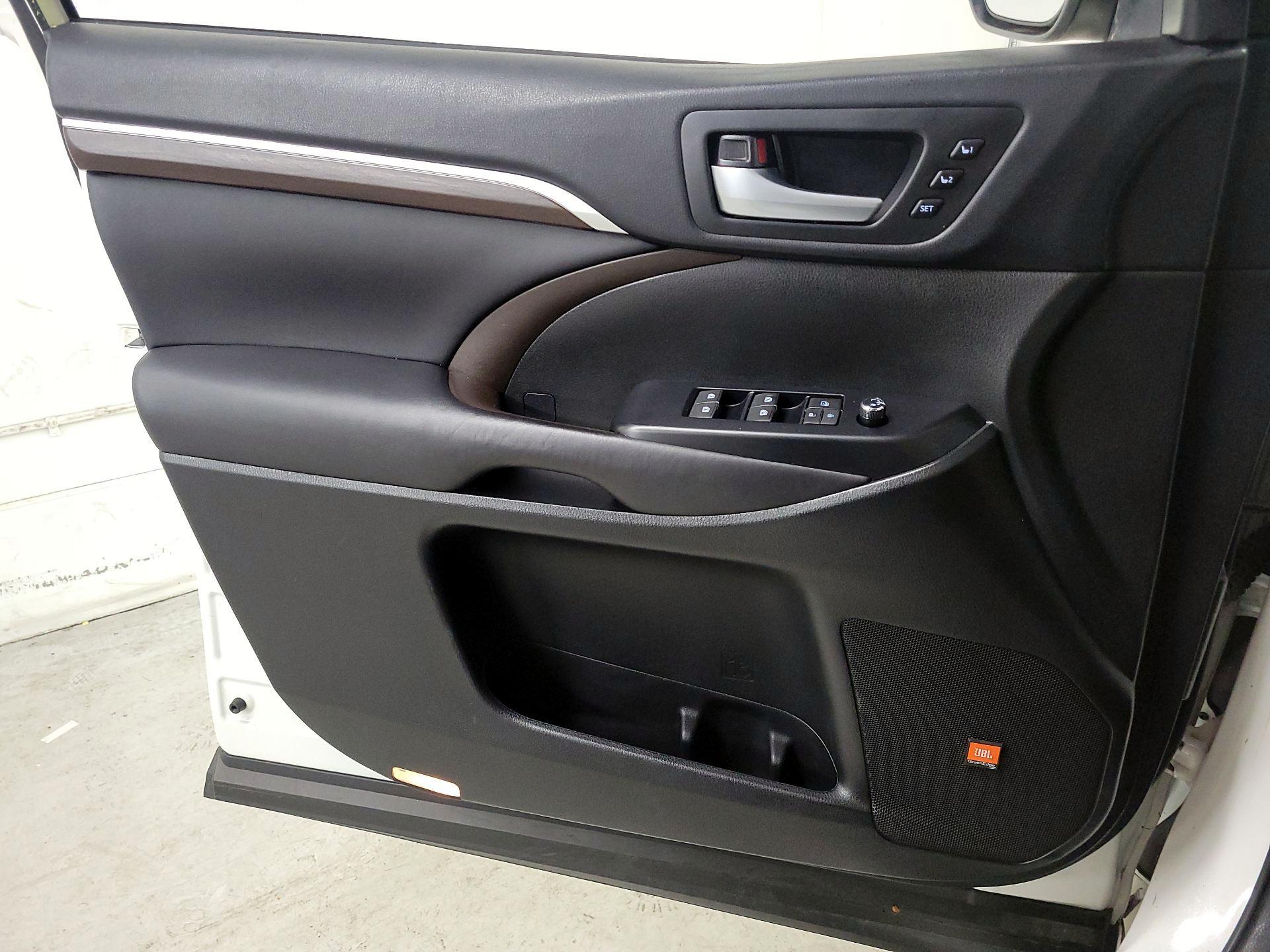 Thumbnail: 2016 Toyota Highlander - 12