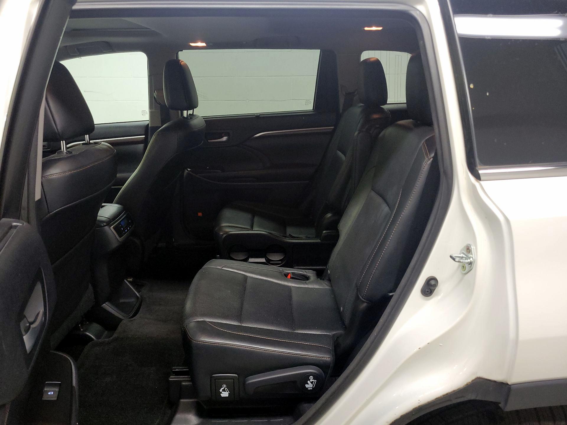 Thumbnail: 2016 Toyota Highlander - 16