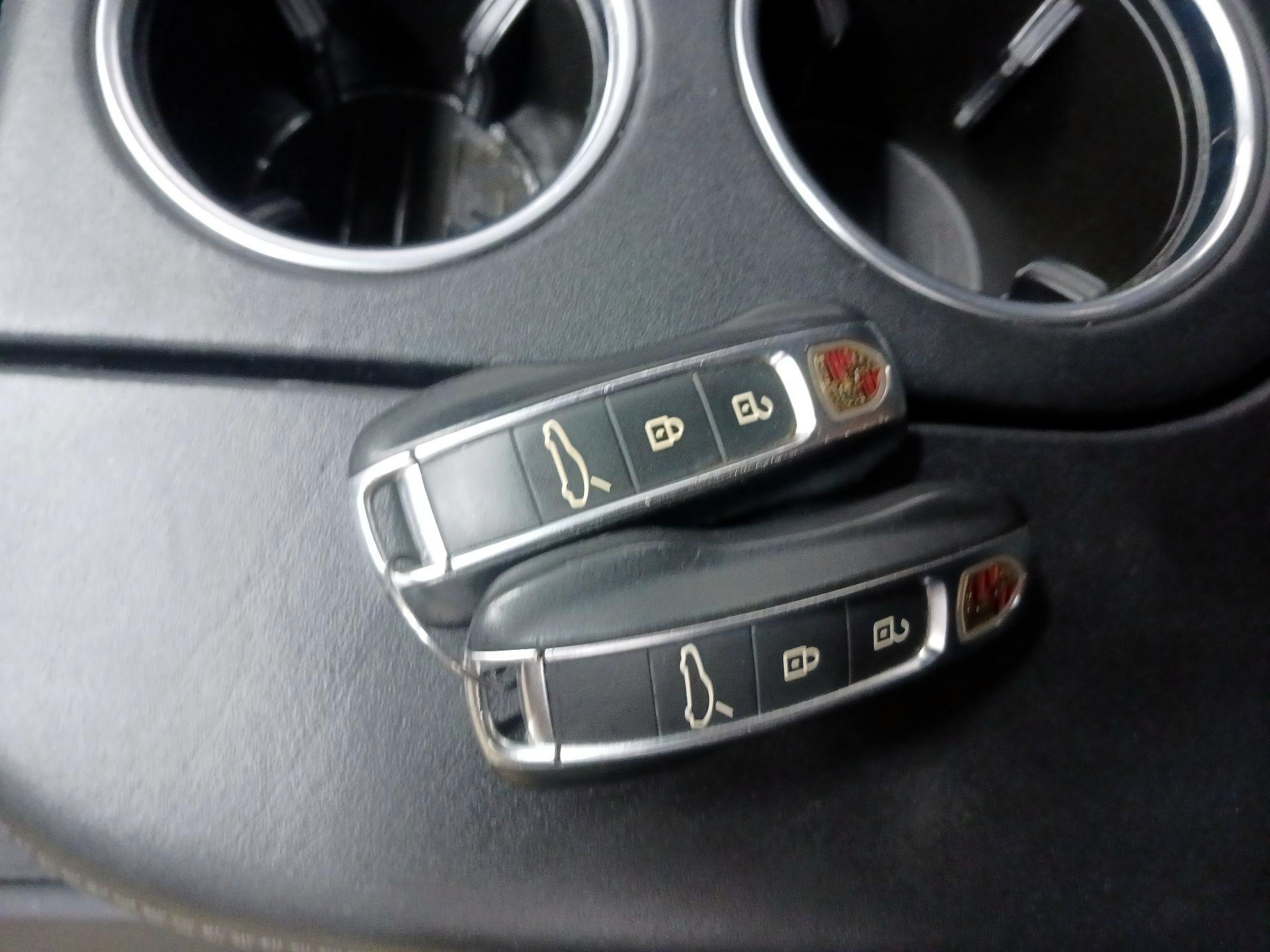 Thumbnail: 2021 Porsche Panamera - 19