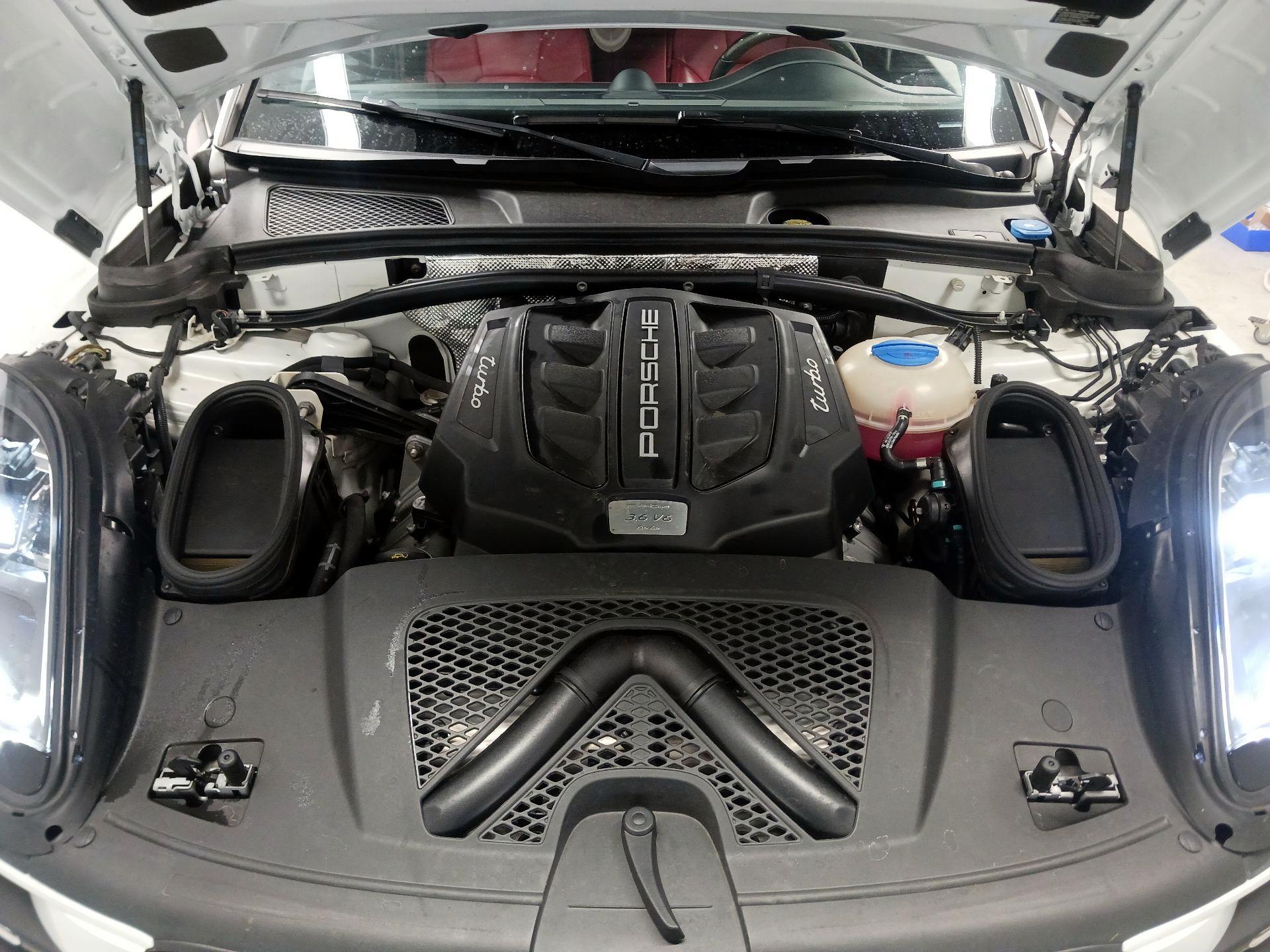 Thumbnail: 2018 Porsche Macan - 18