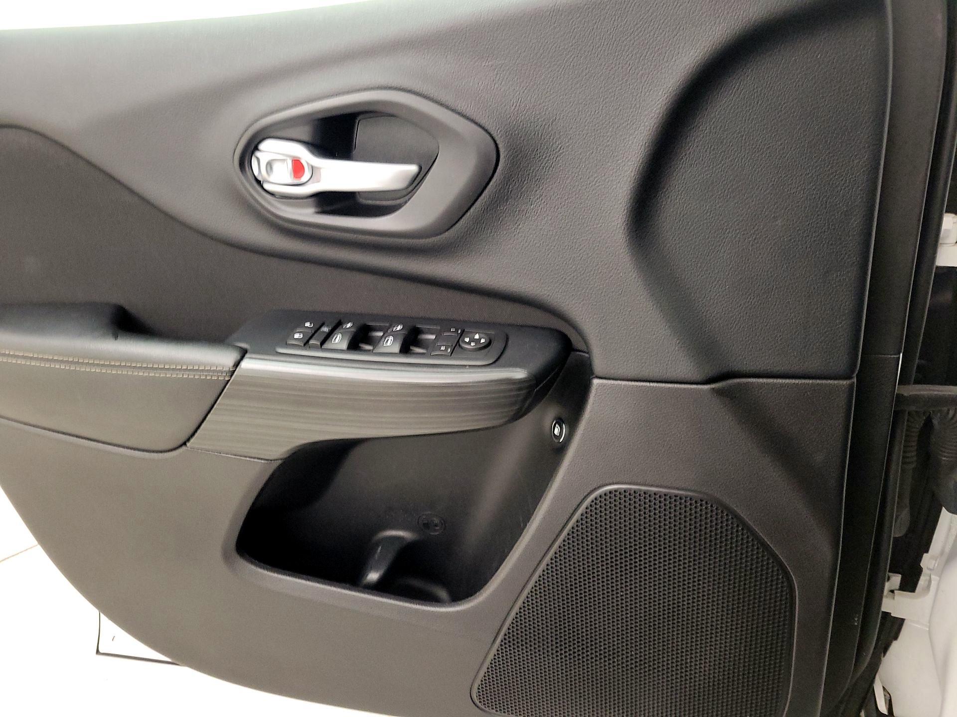 Thumbnail: 2016 Jeep Cherokee - 12