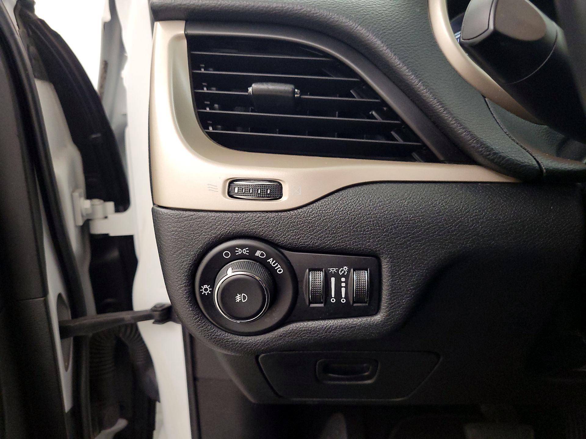 Thumbnail: 2016 Jeep Cherokee - 13