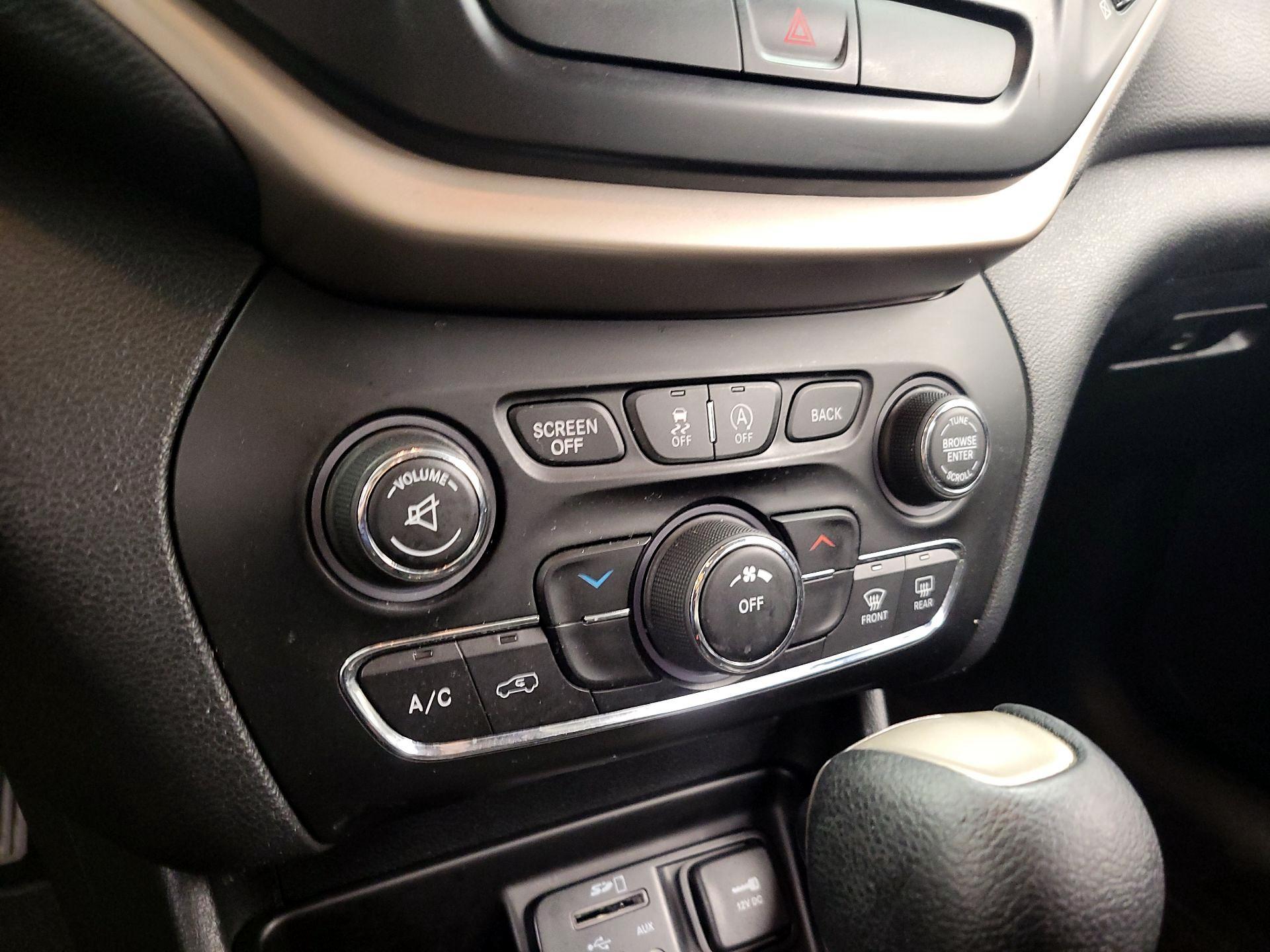 Thumbnail: 2016 Jeep Cherokee - 16