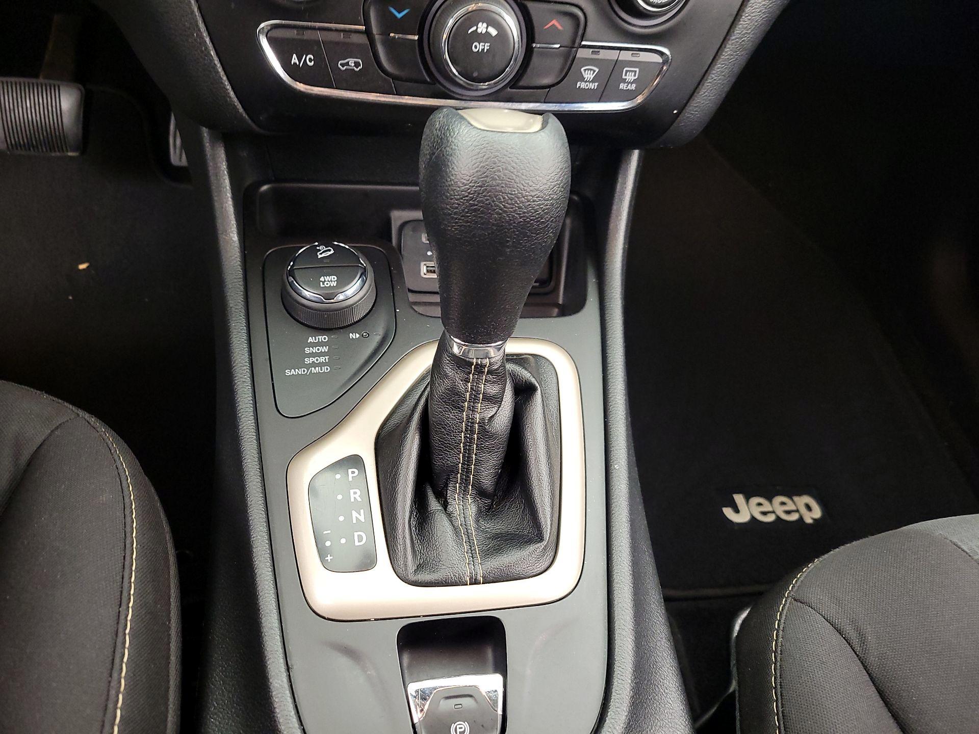 Thumbnail: 2016 Jeep Cherokee - 17