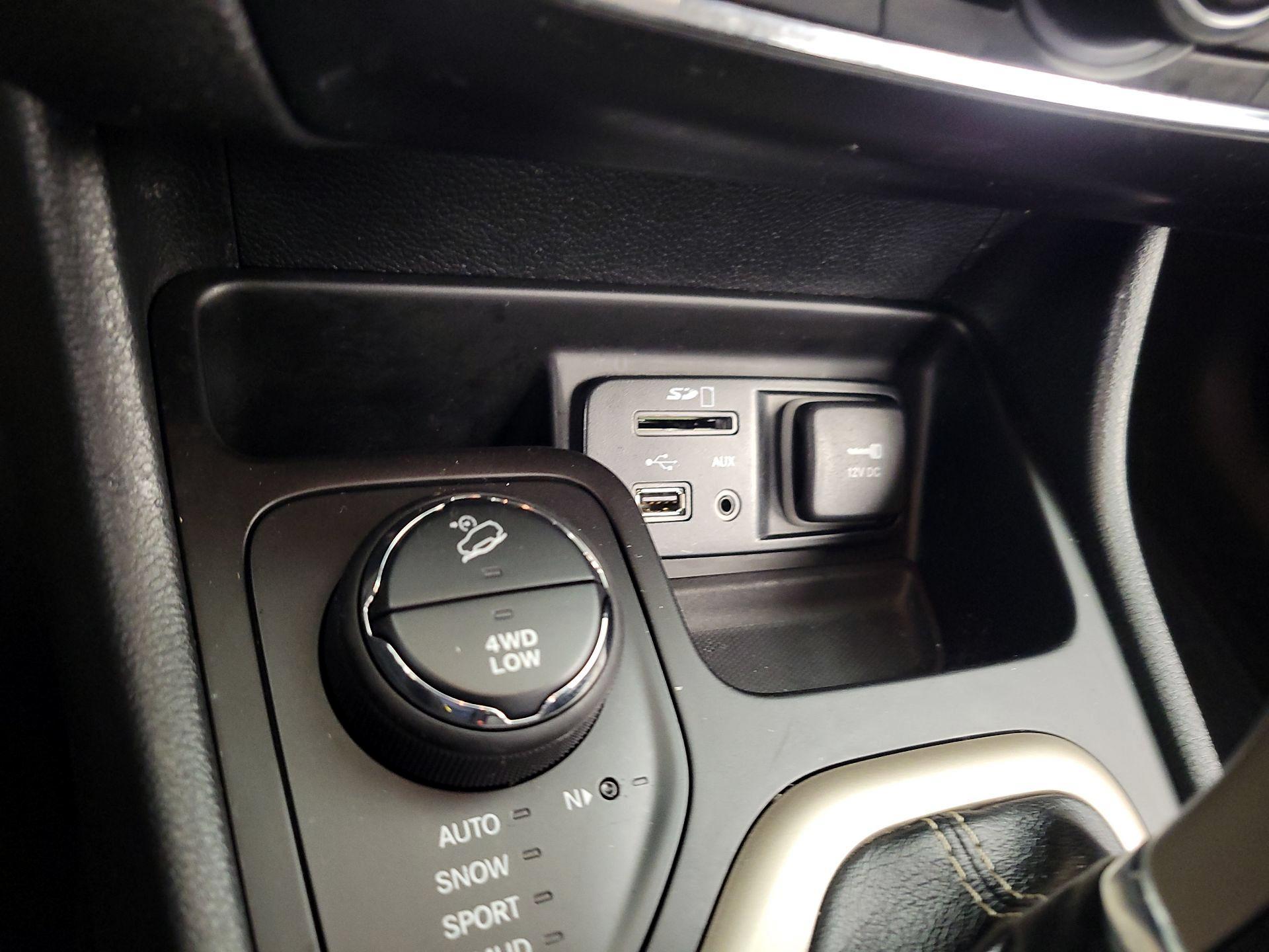 Thumbnail: 2016 Jeep Cherokee - 18