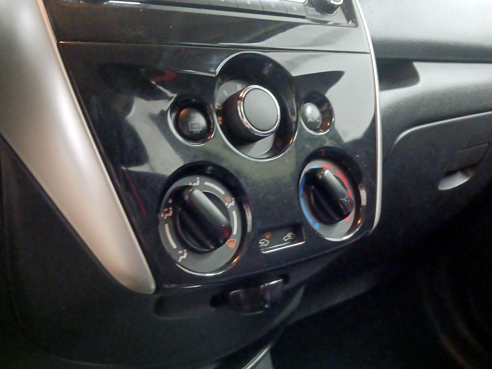 Thumbnail: 2016 Nissan Versa Note - 16