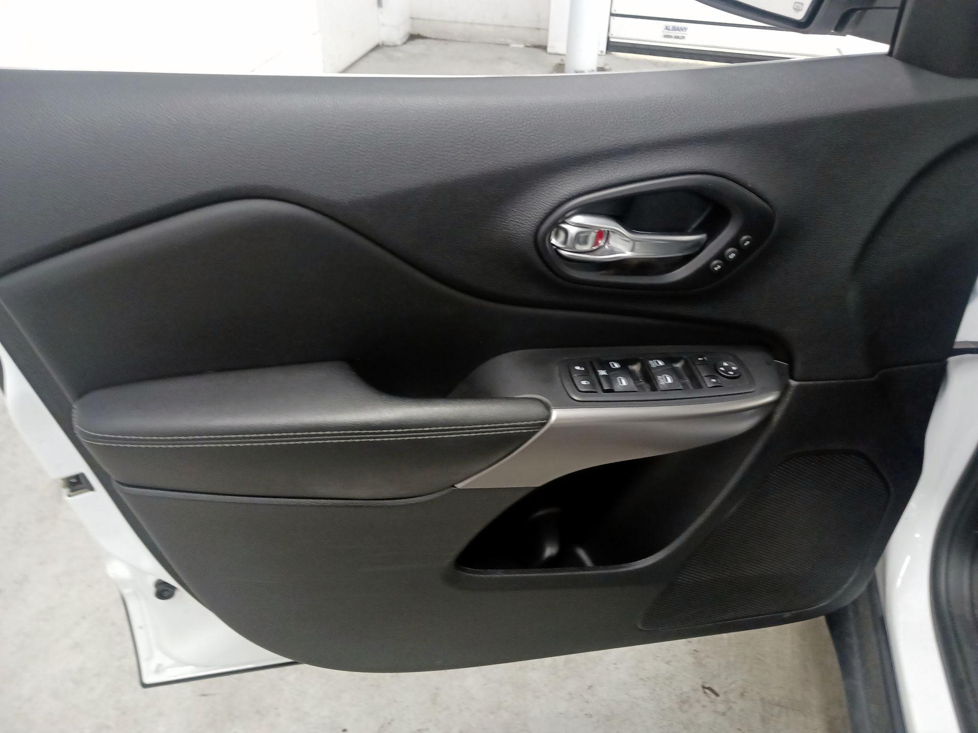 Thumbnail: 2021 Jeep Cherokee - 12