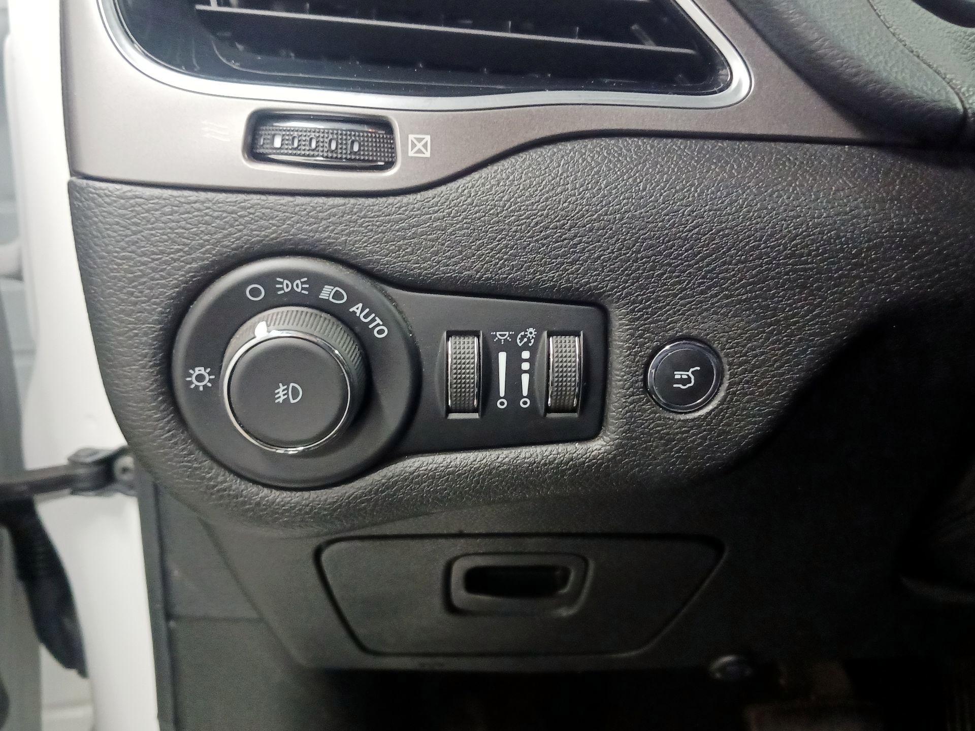 Thumbnail: 2021 Jeep Cherokee - 13