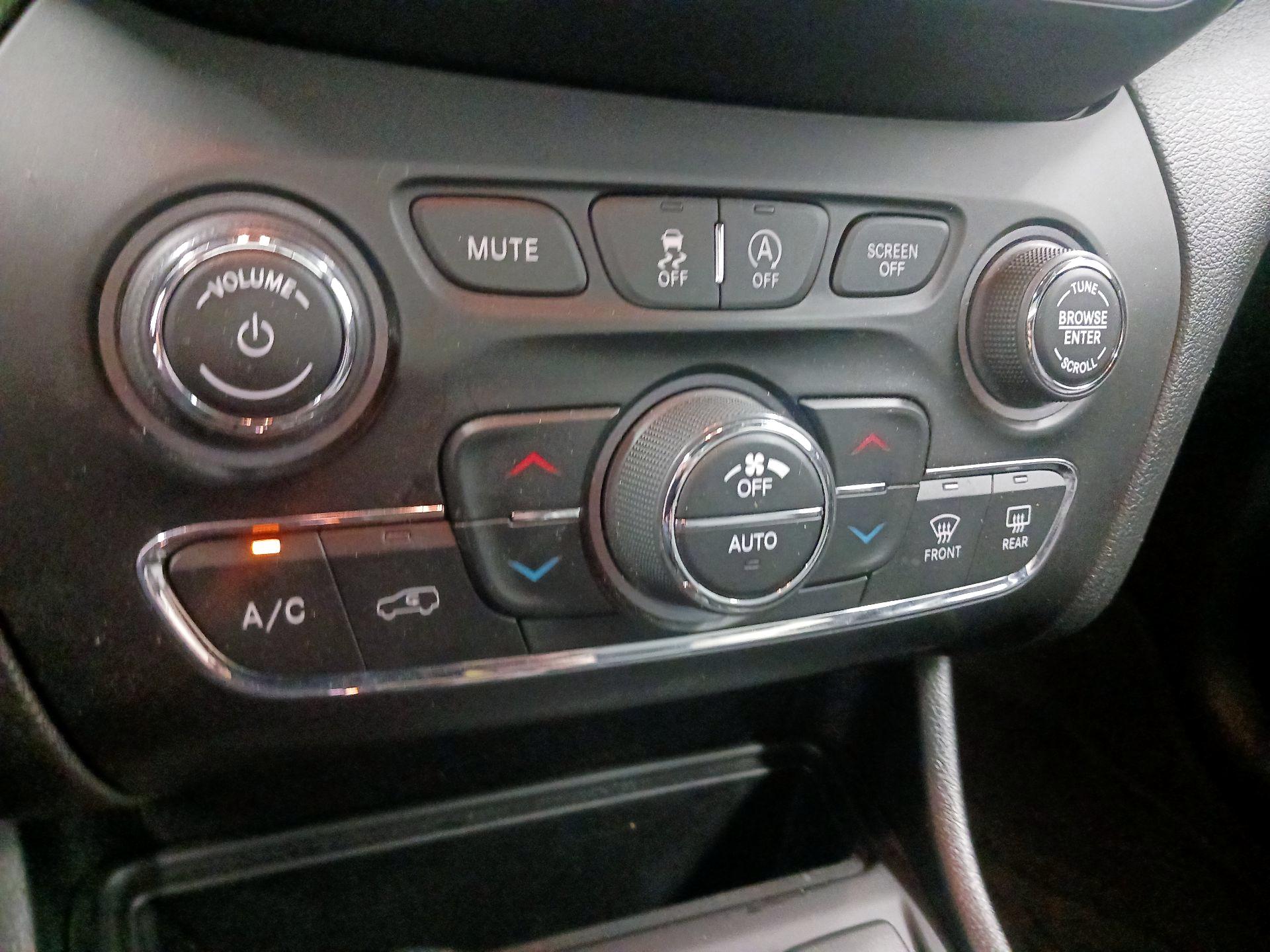 Thumbnail: 2021 Jeep Cherokee - 16