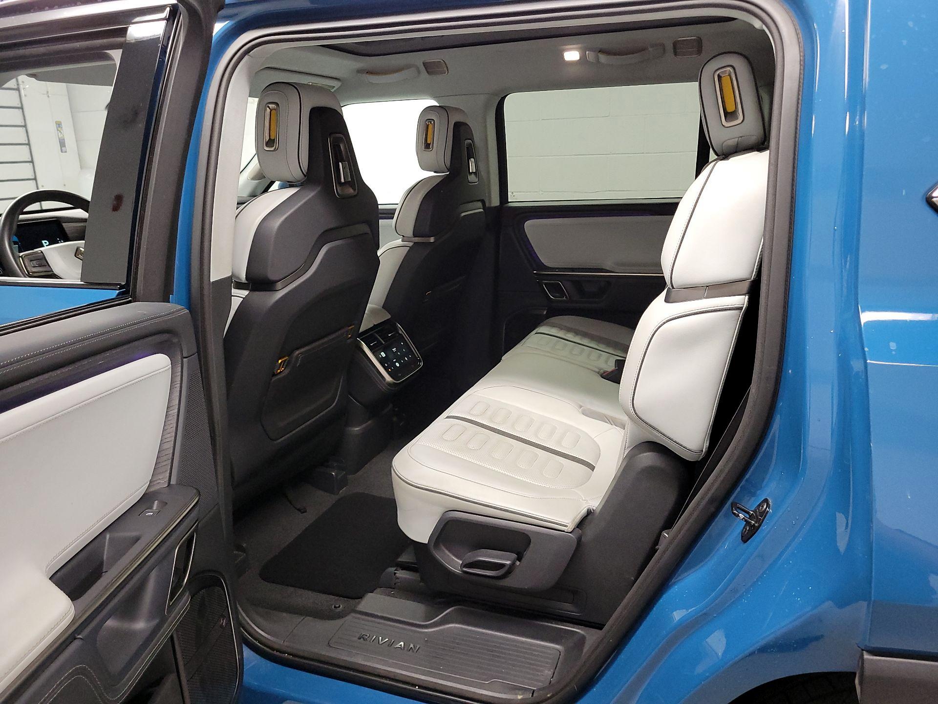 Thumbnail: 2023 Rivian R1S - 19