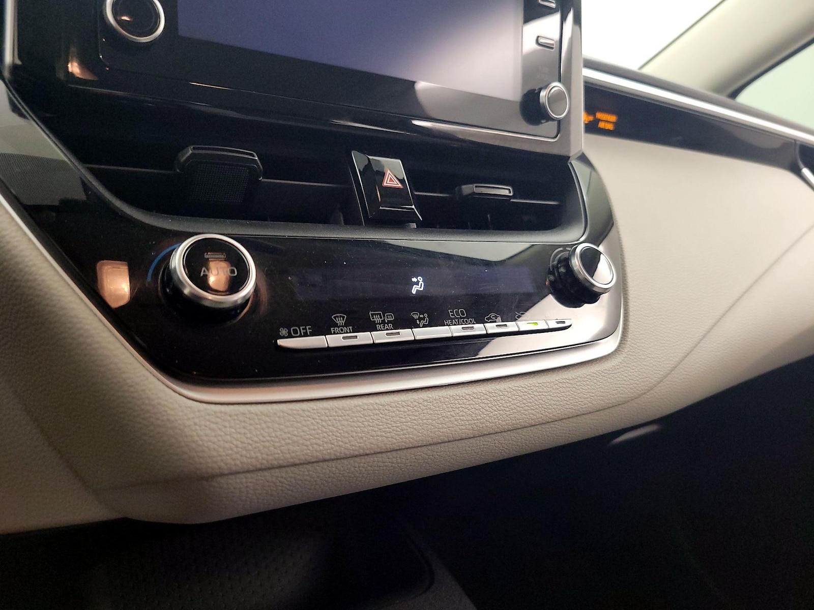 2020 Toyota Corolla LE - Photo 17
