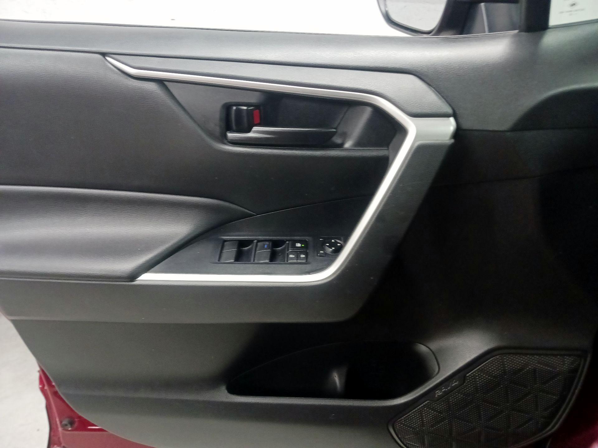 Thumbnail: 2022 Toyota RAV4 - 12