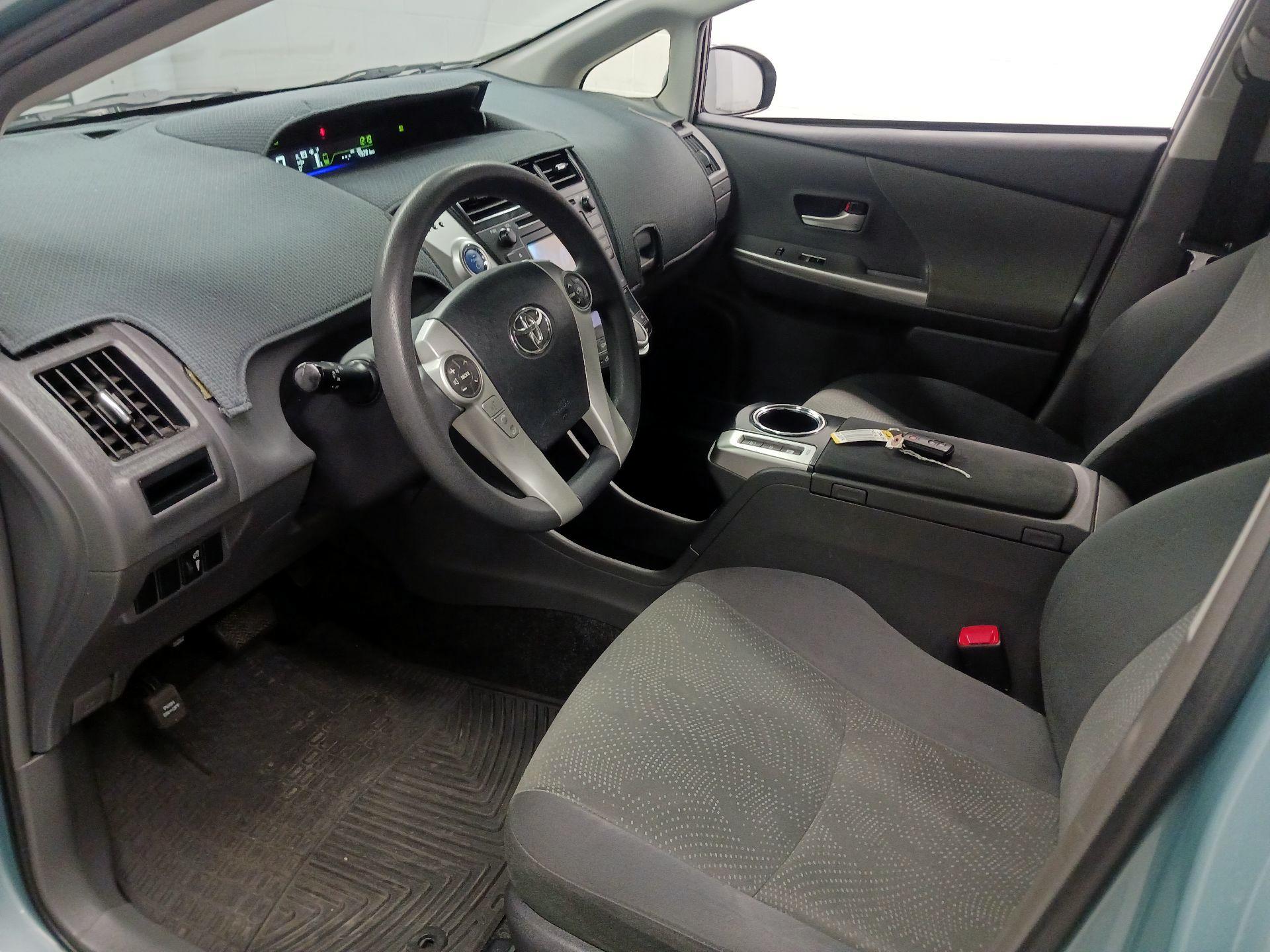 Thumbnail: 2014 Toyota Prius v - 11