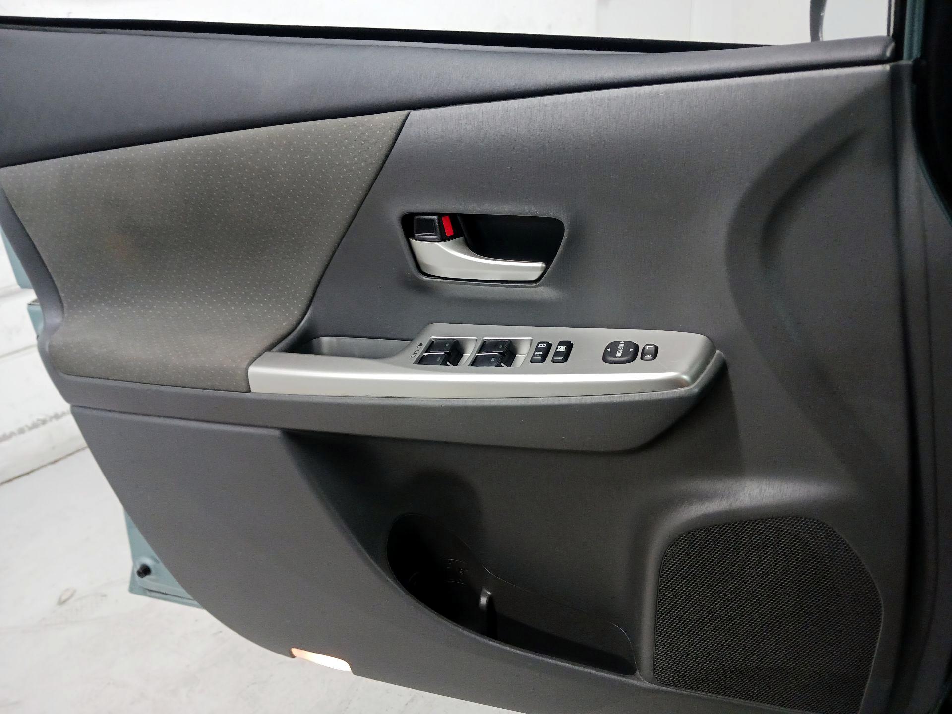 Thumbnail: 2014 Toyota Prius v - 12