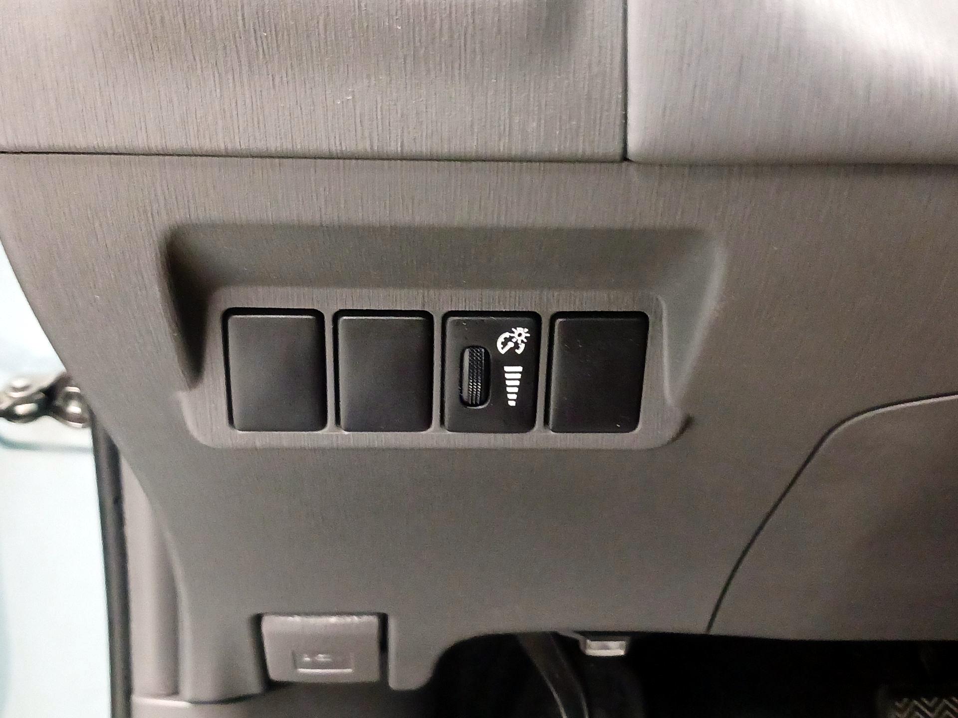 Thumbnail: 2014 Toyota Prius v - 13