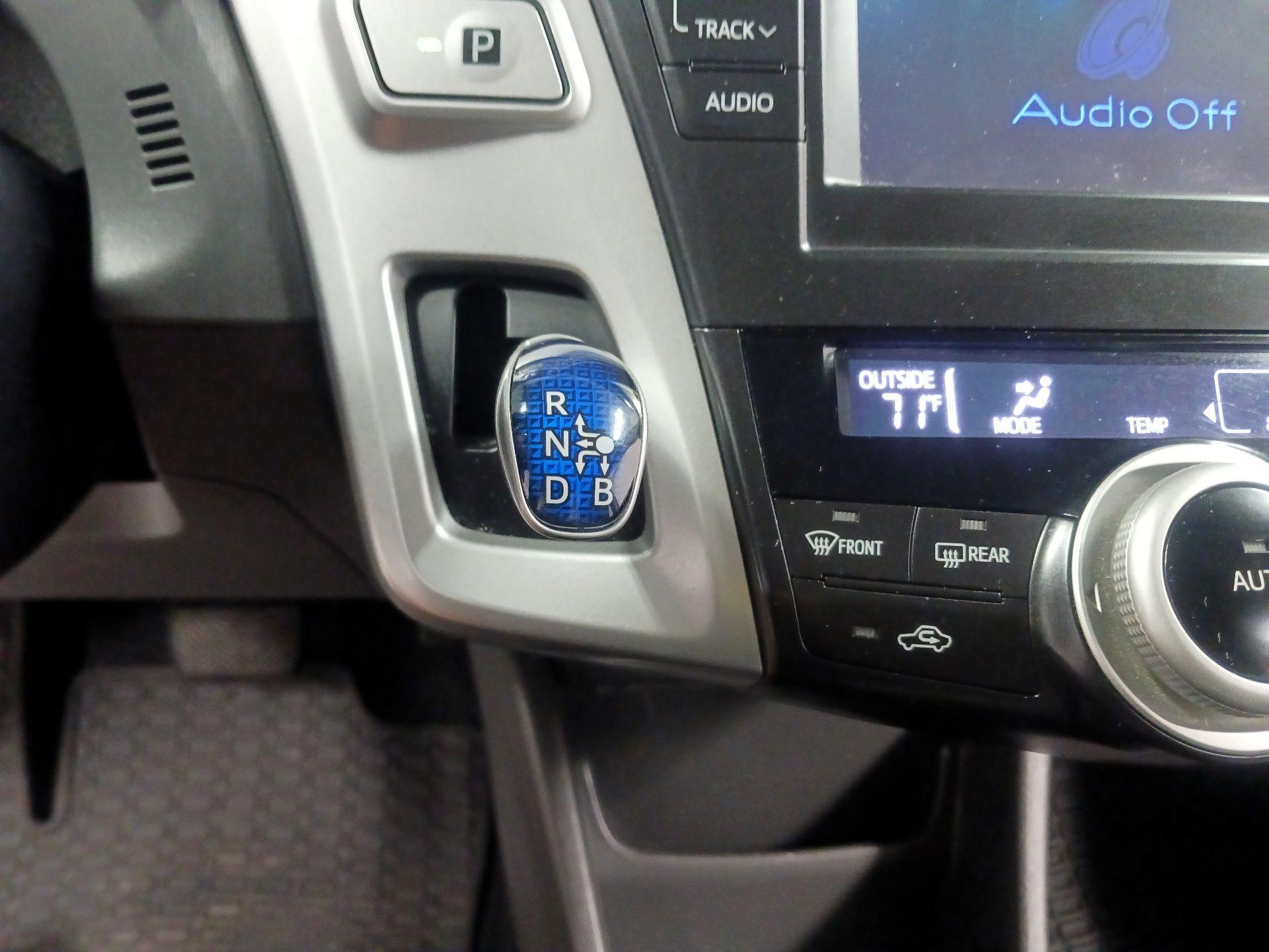 Thumbnail: 2014 Toyota Prius v - 16