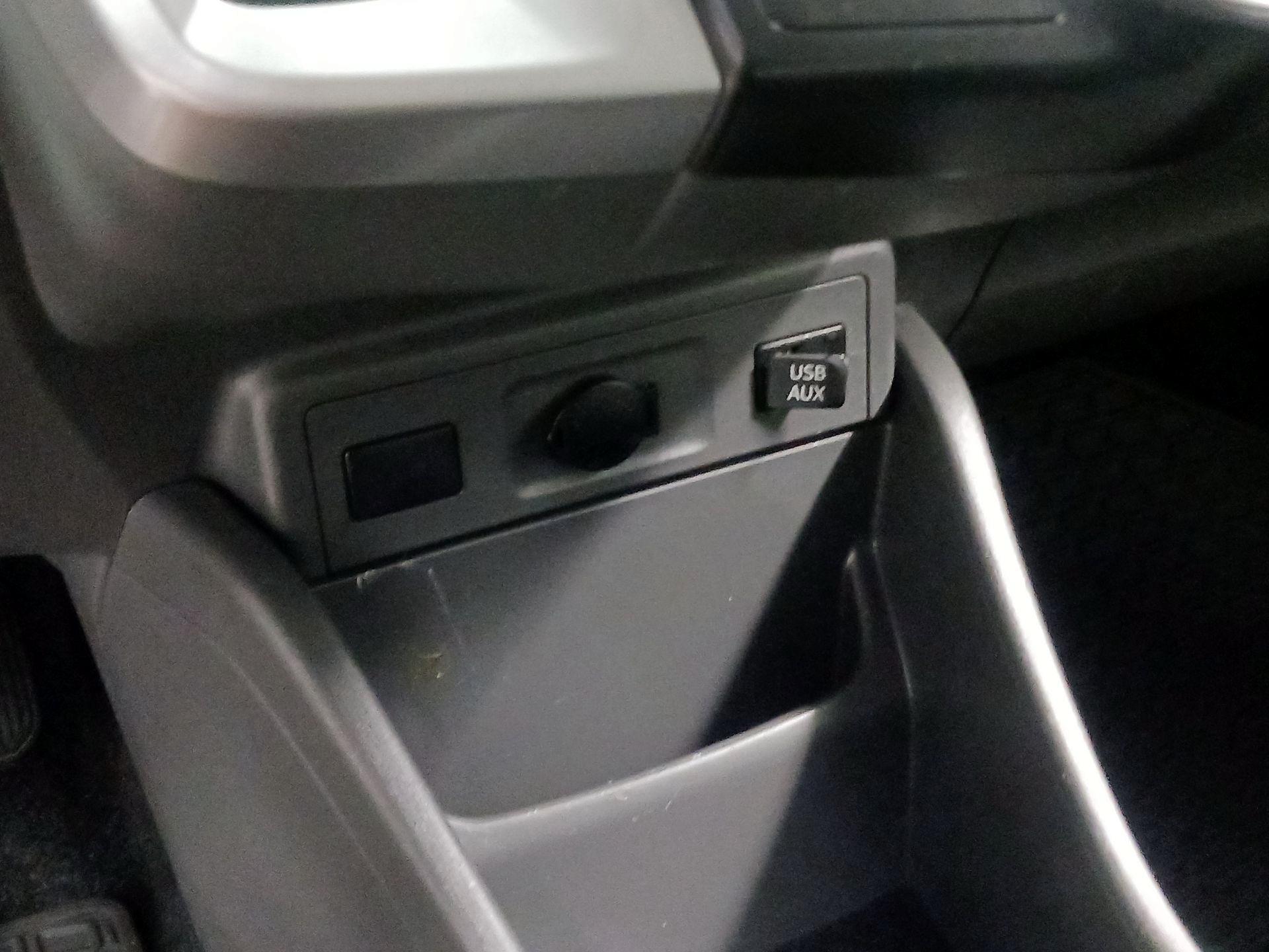Thumbnail: 2014 Toyota Prius v - 17