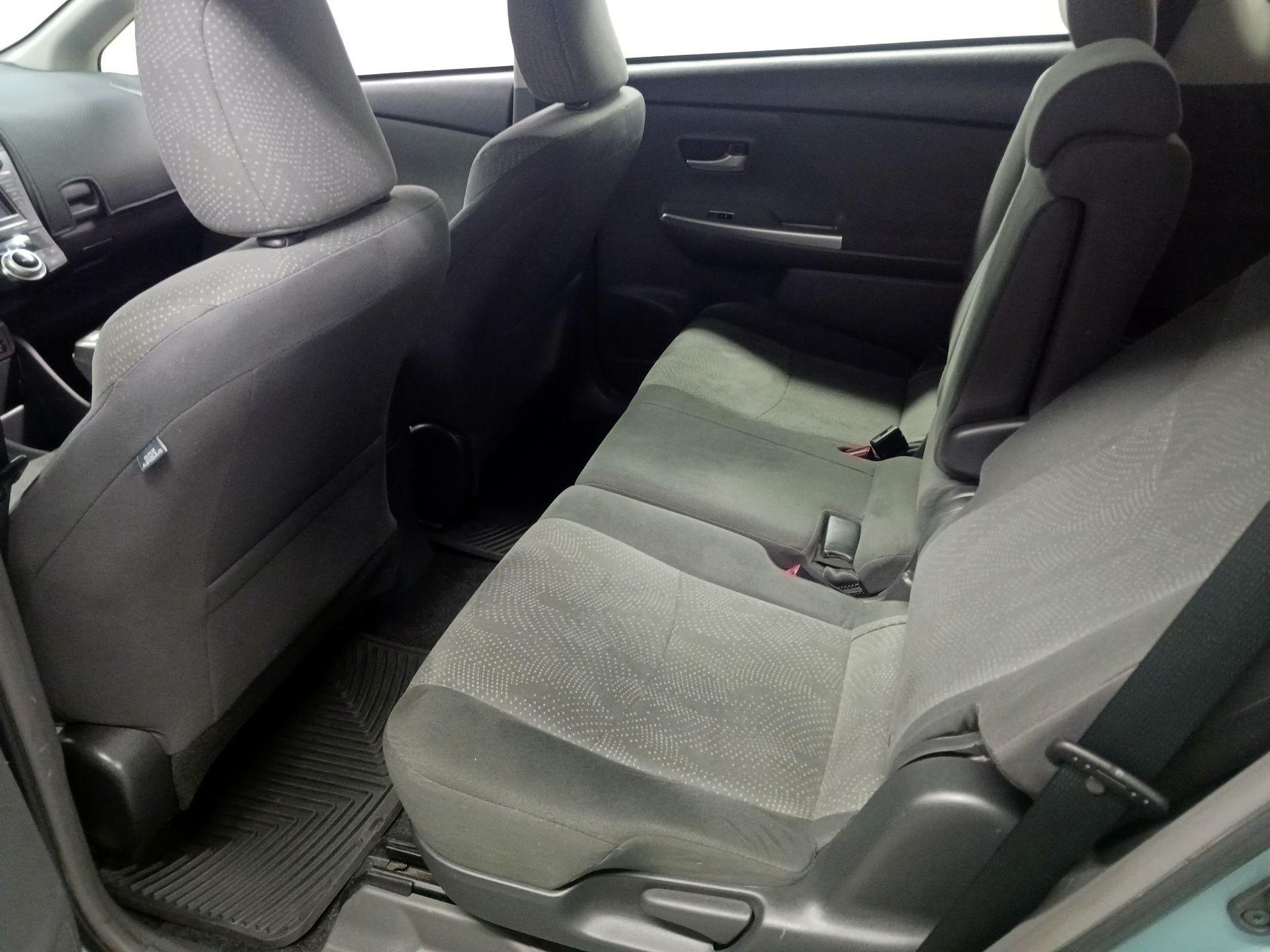 Thumbnail: 2014 Toyota Prius v - 18